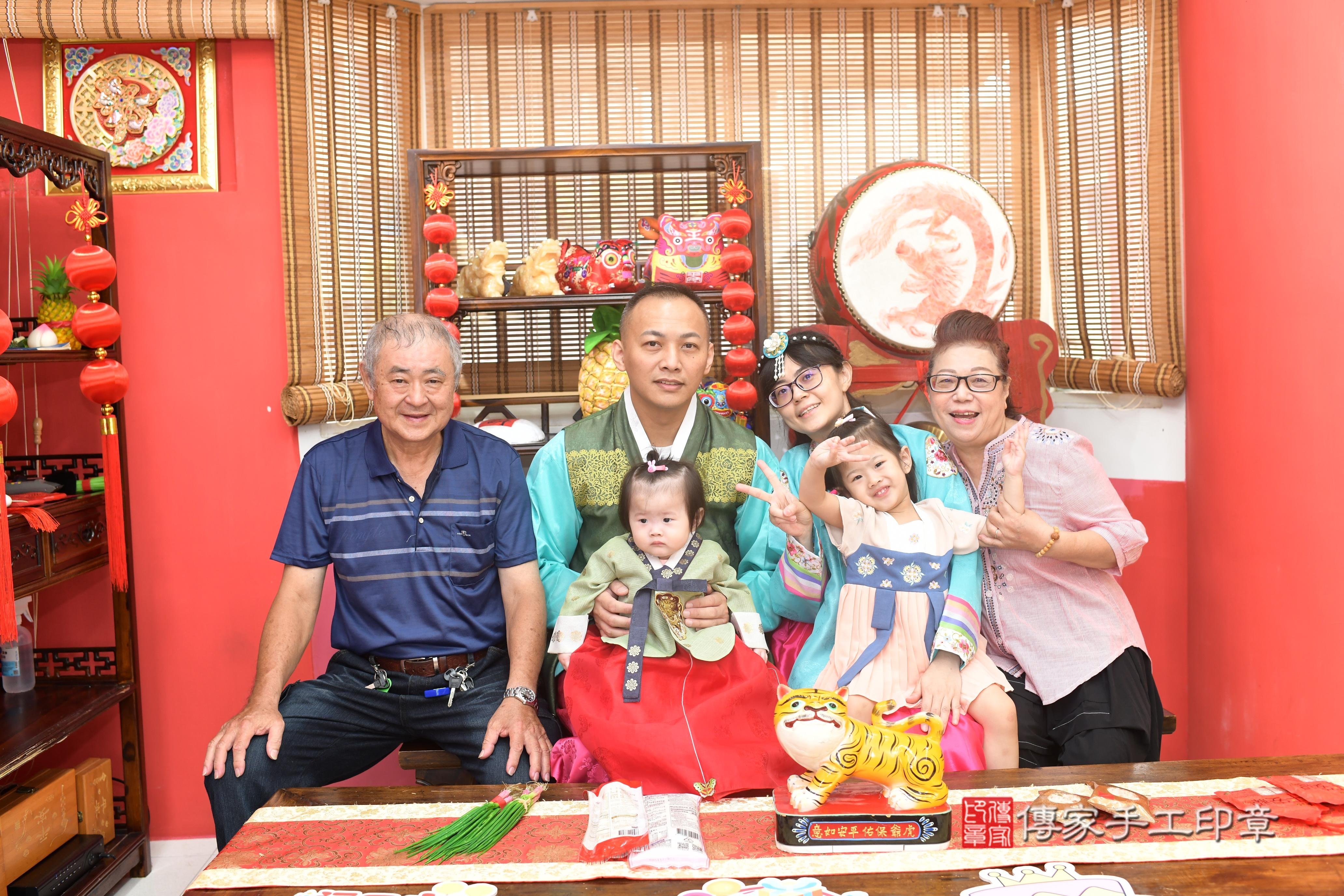 傳家手工印章高雄店、抓周、度脺、美式風會場、傳家嬰兒古禮、吉祥話、抓周道具物品24種、拍照。抓周證書。寶寶抓周、滿周歲、生日快樂、祝福 傳家手工印章高雄店、抓周、度脺、美式風會場、傳家嬰兒古禮、吉祥話、抓周道具物品24種、拍照。抓周證書。寶寶抓周、滿周歲、生日快樂、祝福