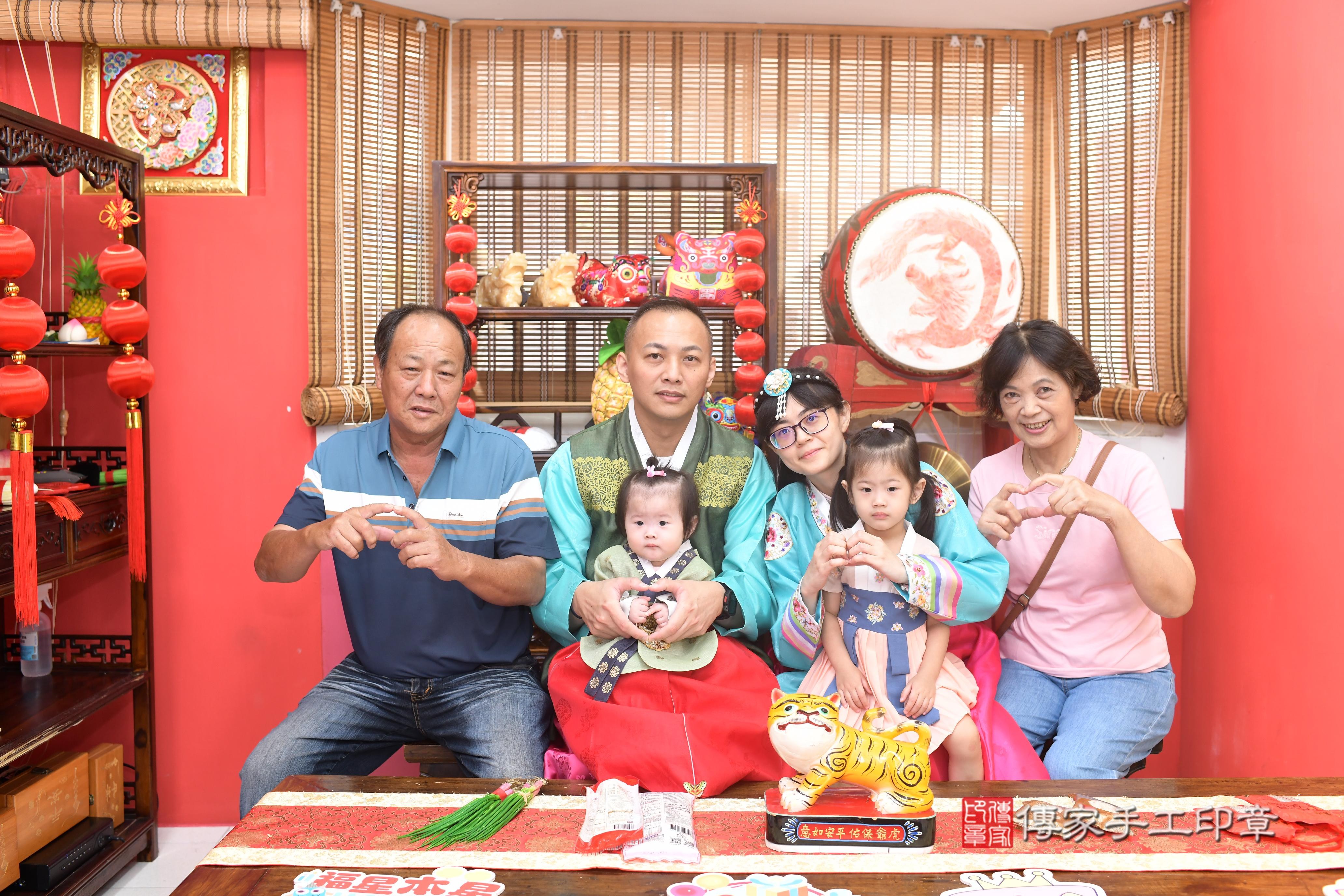 傳家手工印章高雄店、抓周、度脺、美式風會場、傳家嬰兒古禮、吉祥話、抓周道具物品24種、拍照。抓周證書。寶寶抓周、滿周歲、生日快樂、祝福 傳家手工印章高雄店、抓周、度脺、美式風會場、傳家嬰兒古禮、吉祥話、抓周道具物品24種、拍照。抓周證書。寶寶抓周、滿周歲、生日快樂、祝福