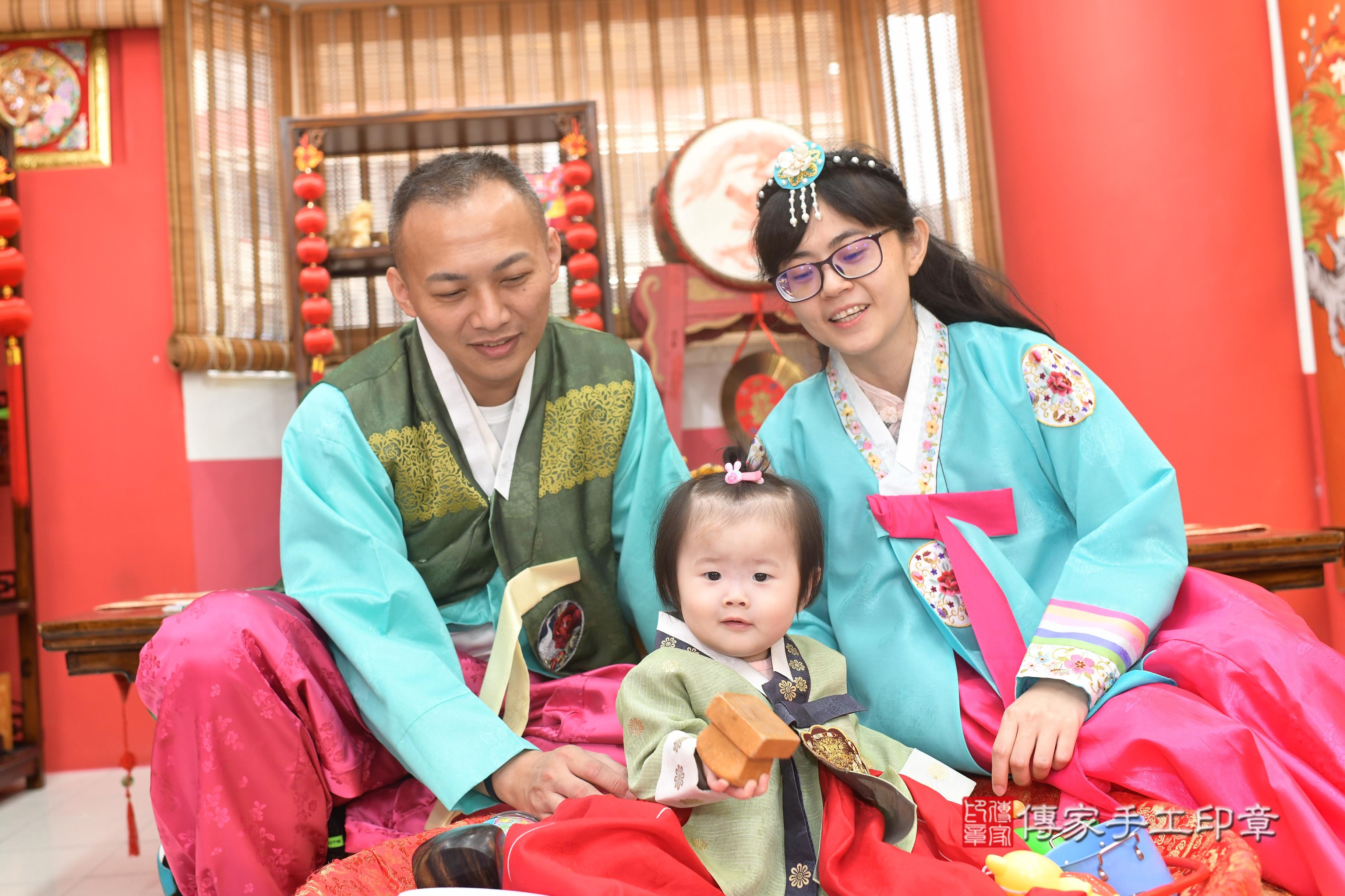 傳家手工印章高雄店、抓周、度脺、美式風會場、傳家嬰兒古禮、吉祥話、抓周道具物品24種、拍照。抓周證書。寶寶抓周、滿周歲、生日快樂、祝福 傳家手工印章高雄店、抓周、度脺、美式風會場、傳家嬰兒古禮、吉祥話、抓周道具物品24種、拍照。抓周證書。寶寶抓周、滿周歲、生日快樂、祝福