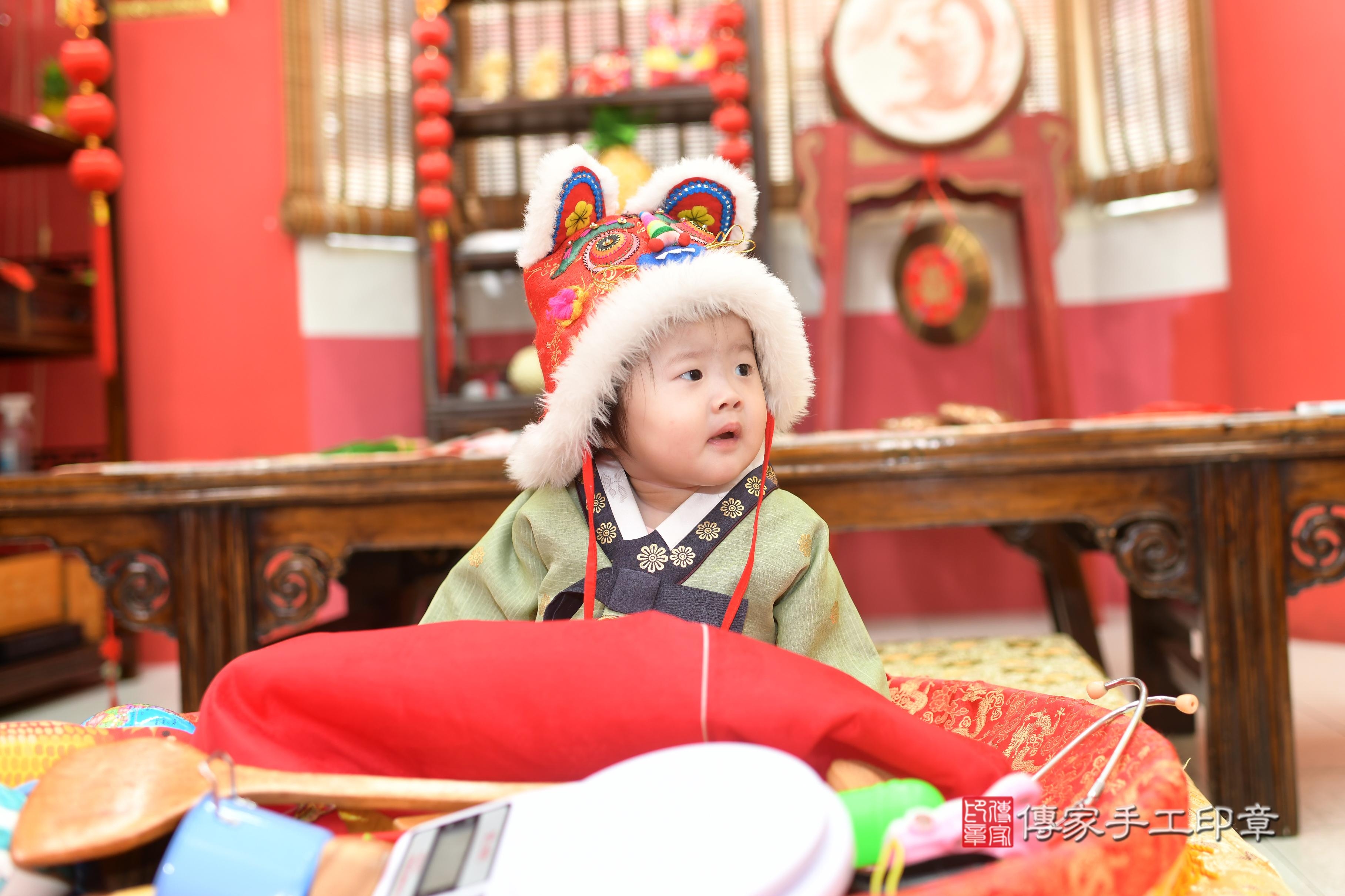 傳家手工印章高雄店、抓周、度脺、美式風會場、傳家嬰兒古禮、吉祥話、抓周道具物品24種、拍照。抓周證書。寶寶抓周、滿周歲、生日快樂、祝福 傳家手工印章高雄店、抓周、度脺、美式風會場、傳家嬰兒古禮、吉祥話、抓周道具物品24種、拍照。抓周證書。寶寶抓周、滿周歲、生日快樂、祝福