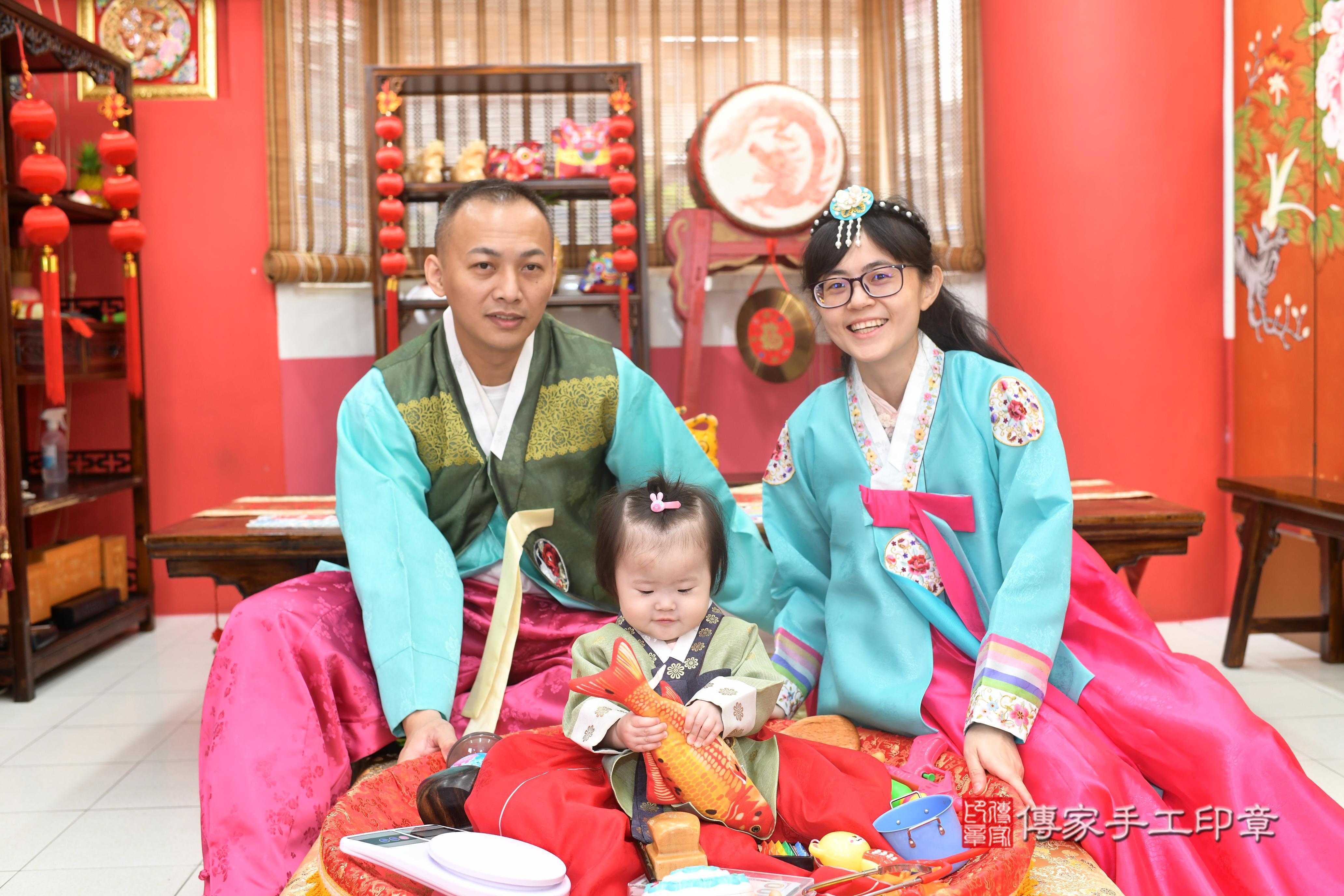 傳家手工印章高雄店、抓周、度脺、美式風會場、傳家嬰兒古禮、吉祥話、抓周道具物品24種、拍照。抓周證書。寶寶抓周、滿周歲、生日快樂、祝福 傳家手工印章高雄店、抓周、度脺、美式風會場、傳家嬰兒古禮、吉祥話、抓周道具物品24種、拍照。抓周證書。寶寶抓周、滿周歲、生日快樂、祝福