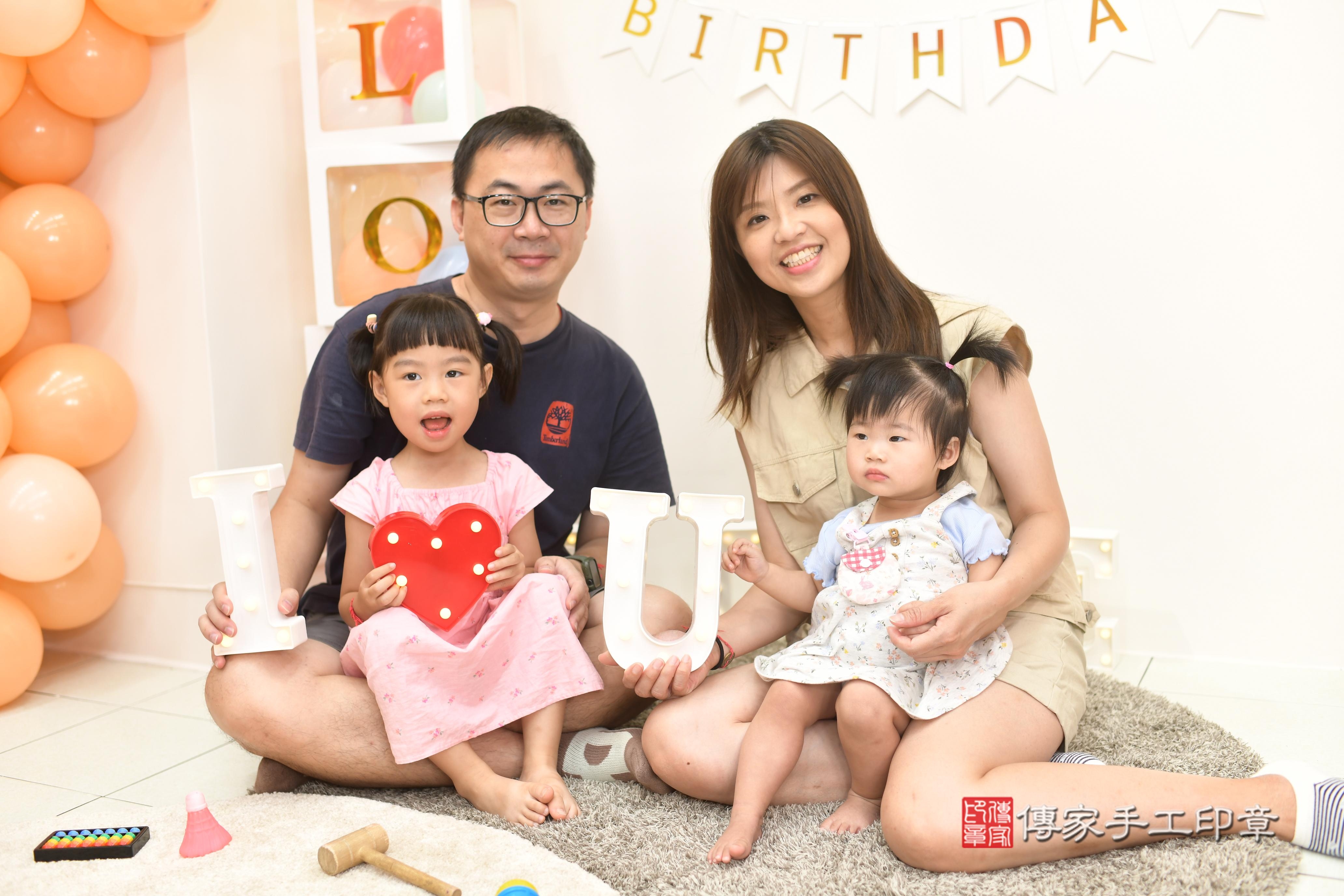 傳家手工印章高雄店、抓周、度脺、美式風會場、傳家嬰兒古禮、吉祥話、抓周道具物品24種、拍照。抓周證書。寶寶抓周、滿周歲、生日快樂、祝福 傳家手工印章高雄店、抓周、度脺、美式風會場、傳家嬰兒古禮、吉祥話、抓周道具物品24種、拍照。抓周證書。寶寶抓周、滿周歲、生日快樂、祝福