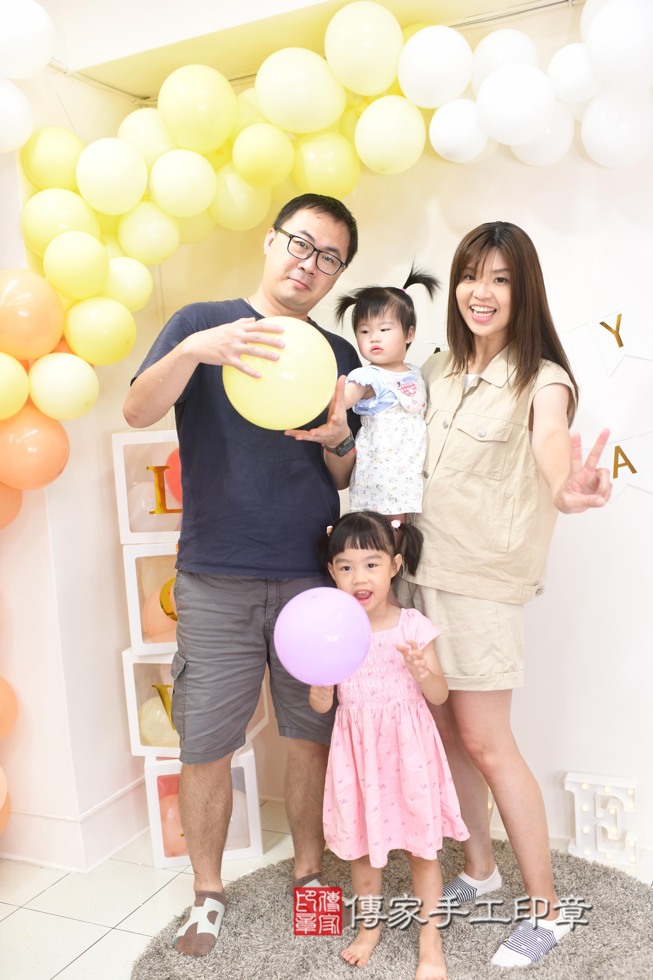 傳家手工印章高雄店、抓周、度脺、美式風會場、傳家嬰兒古禮、吉祥話、抓周道具物品24種、拍照。抓周證書。寶寶抓周、滿周歲、生日快樂、祝福 傳家手工印章高雄店、抓周、度脺、美式風會場、傳家嬰兒古禮、吉祥話、抓周道具物品24種、拍照。抓周證書。寶寶抓周、滿周歲、生日快樂、祝福