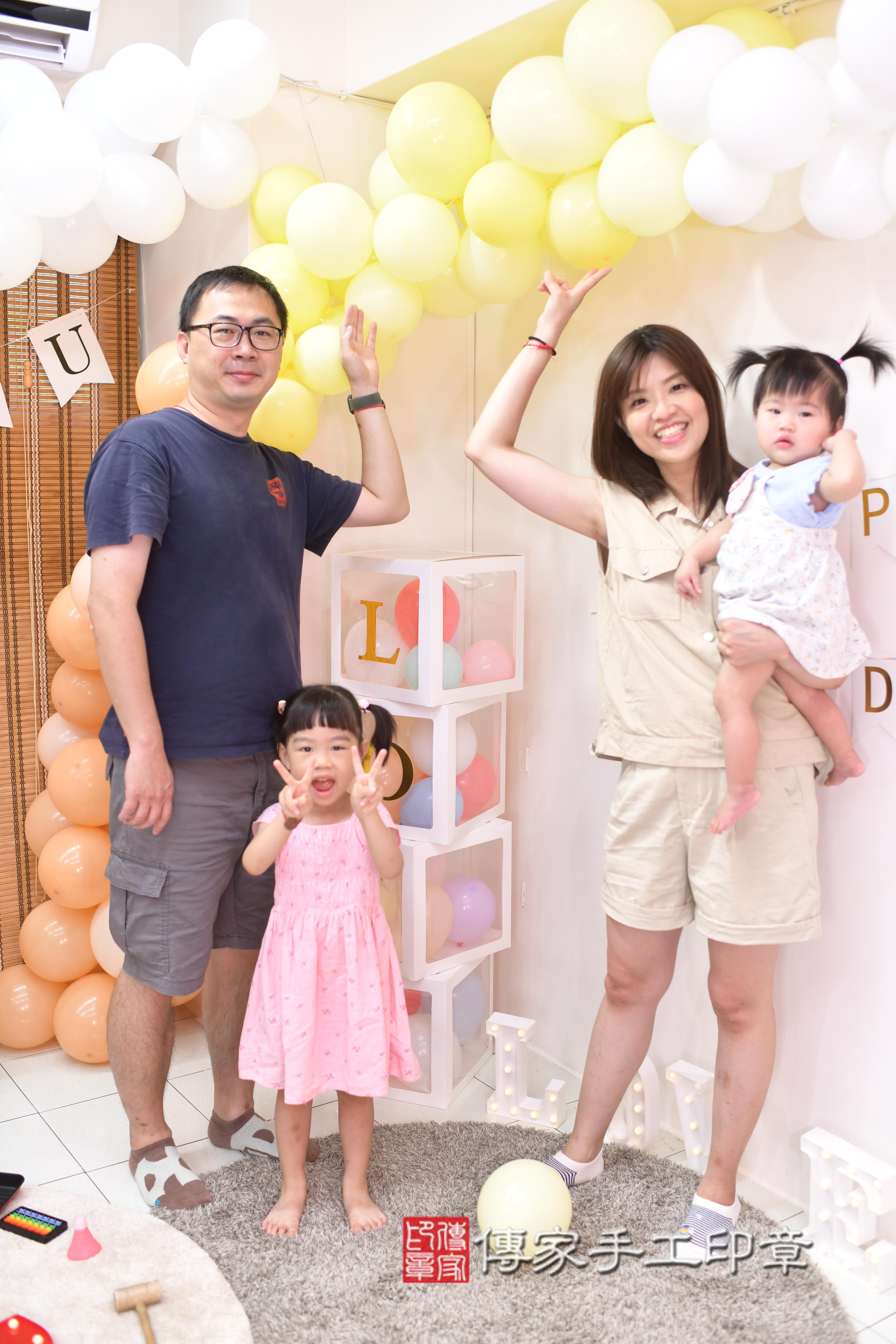 傳家手工印章高雄店、抓周、度脺、美式風會場、傳家嬰兒古禮、吉祥話、抓周道具物品24種、拍照。抓周證書。寶寶抓周、滿周歲、生日快樂、祝福 傳家手工印章高雄店、抓周、度脺、美式風會場、傳家嬰兒古禮、吉祥話、抓周道具物品24種、拍照。抓周證書。寶寶抓周、滿周歲、生日快樂、祝福