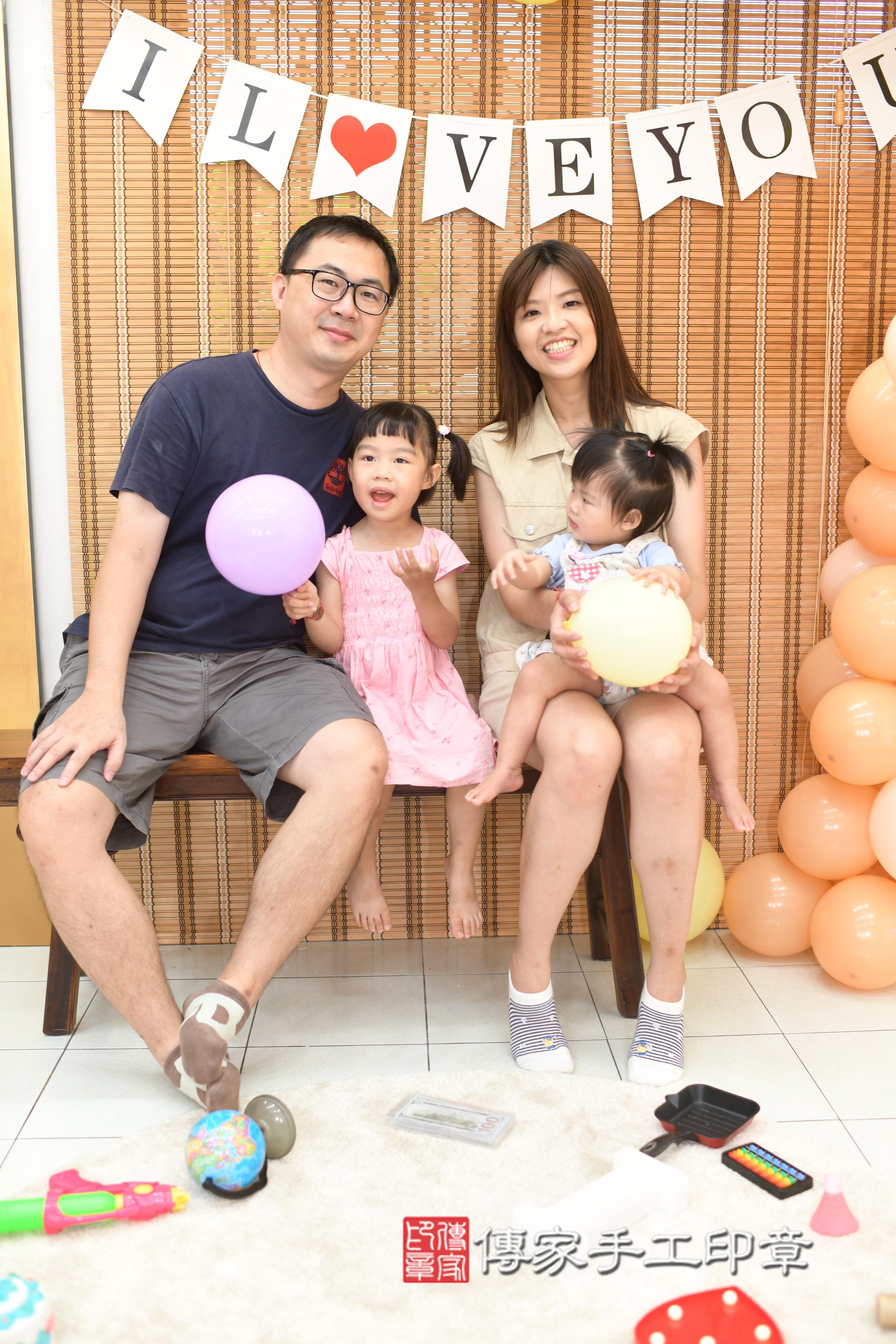 傳家手工印章高雄店、抓周、度脺、美式風會場、傳家嬰兒古禮、吉祥話、抓周道具物品24種、拍照。抓周證書。寶寶抓周、滿周歲、生日快樂、祝福 傳家手工印章高雄店、抓周、度脺、美式風會場、傳家嬰兒古禮、吉祥話、抓周道具物品24種、拍照。抓周證書。寶寶抓周、滿周歲、生日快樂、祝福