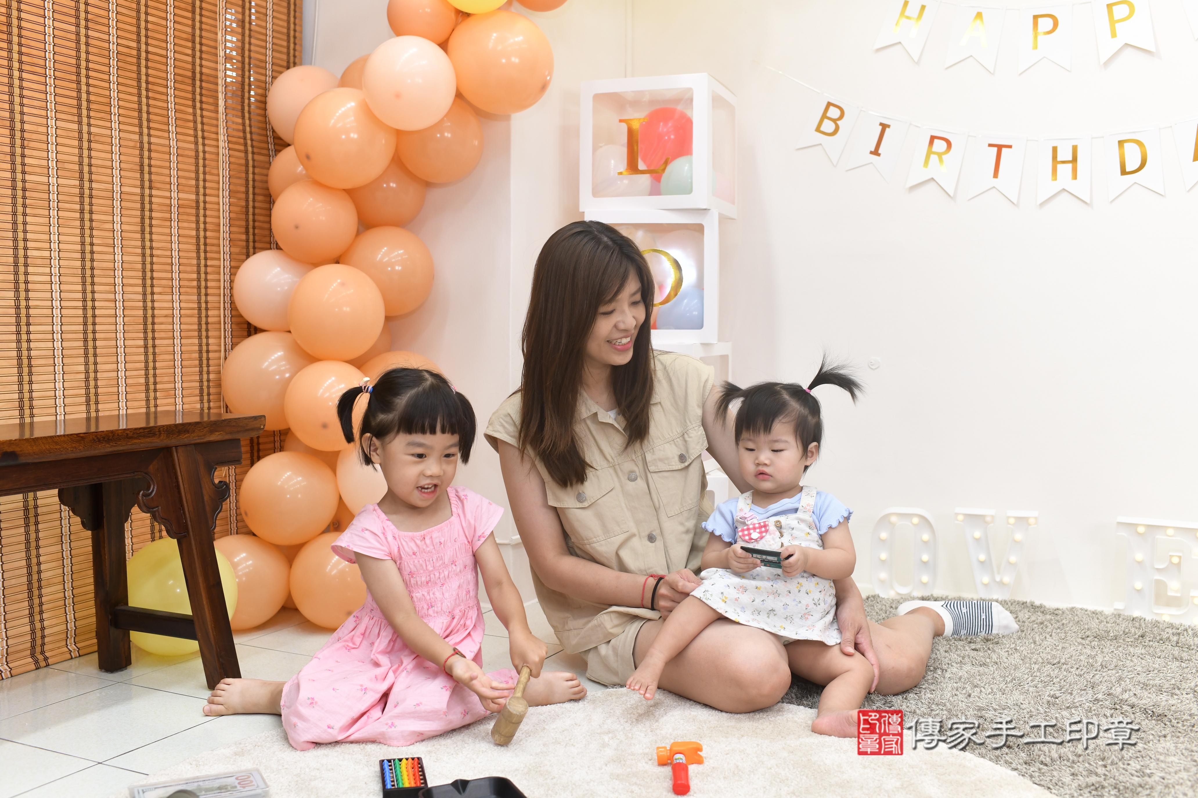 傳家手工印章高雄店、抓周、度脺、美式風會場、傳家嬰兒古禮、吉祥話、抓周道具物品24種、拍照。抓周證書。寶寶抓周、滿周歲、生日快樂、祝福 傳家手工印章高雄店、抓周、度脺、美式風會場、傳家嬰兒古禮、吉祥話、抓周道具物品24種、拍照。抓周證書。寶寶抓周、滿周歲、生日快樂、祝福