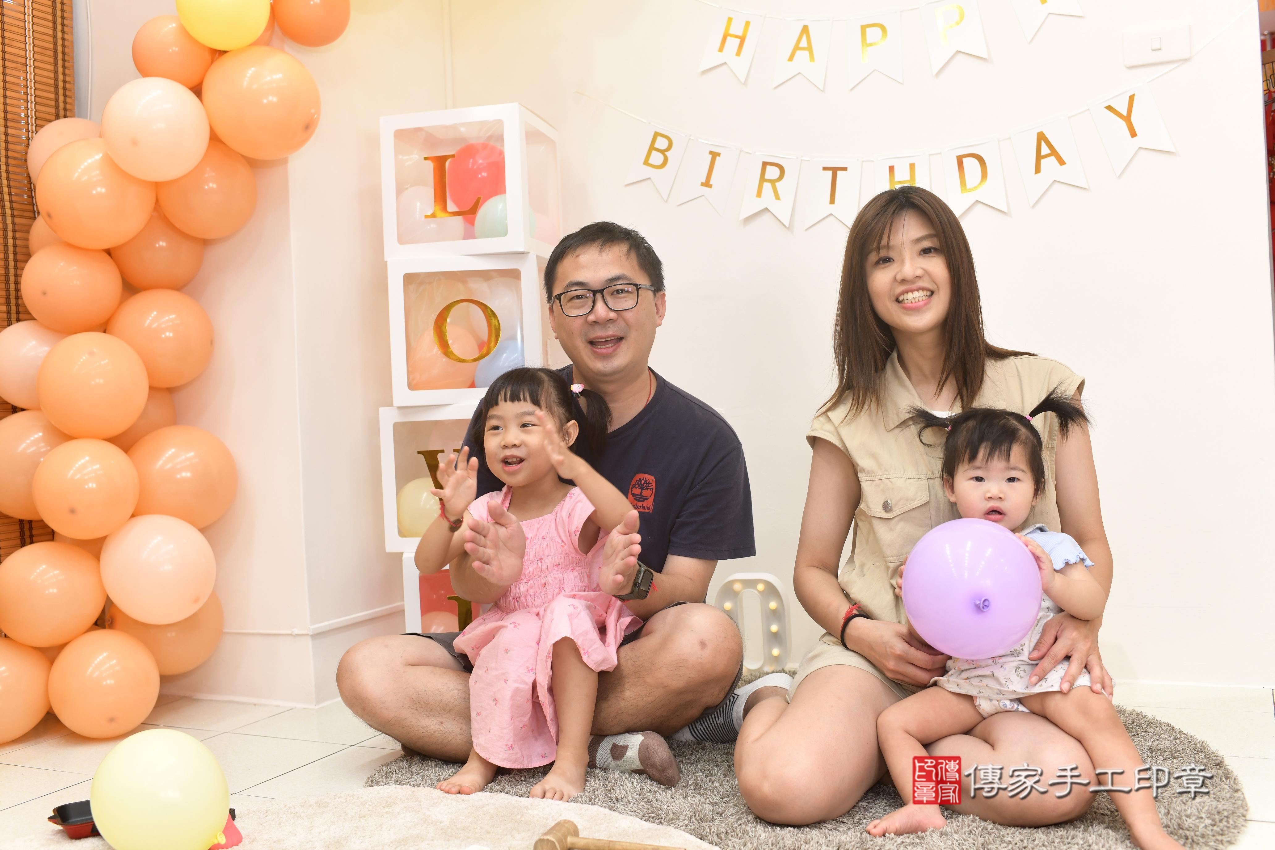 傳家手工印章高雄店、抓周、度脺、美式風會場、傳家嬰兒古禮、吉祥話、抓周道具物品24種、拍照。抓周證書。寶寶抓周、滿周歲、生日快樂、祝福 傳家手工印章高雄店、抓周、度脺、美式風會場、傳家嬰兒古禮、吉祥話、抓周道具物品24種、拍照。抓周證書。寶寶抓周、滿周歲、生日快樂、祝福