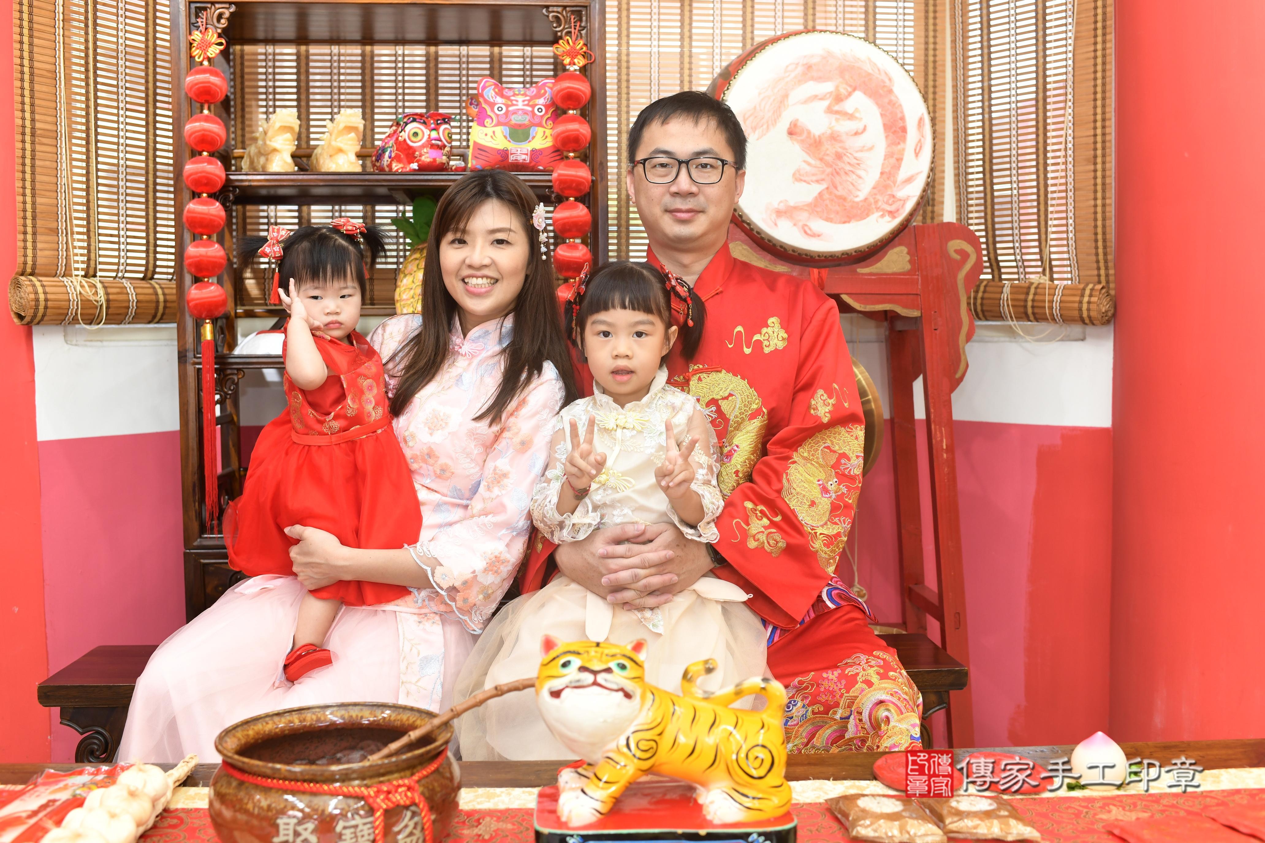 傳家手工印章高雄店、抓周、度脺、美式風會場、傳家嬰兒古禮、吉祥話、抓周道具物品24種、拍照。抓周證書。寶寶抓周、滿周歲、生日快樂、祝福 傳家手工印章高雄店、抓周、度脺、美式風會場、傳家嬰兒古禮、吉祥話、抓周道具物品24種、拍照。抓周證書。寶寶抓周、滿周歲、生日快樂、祝福