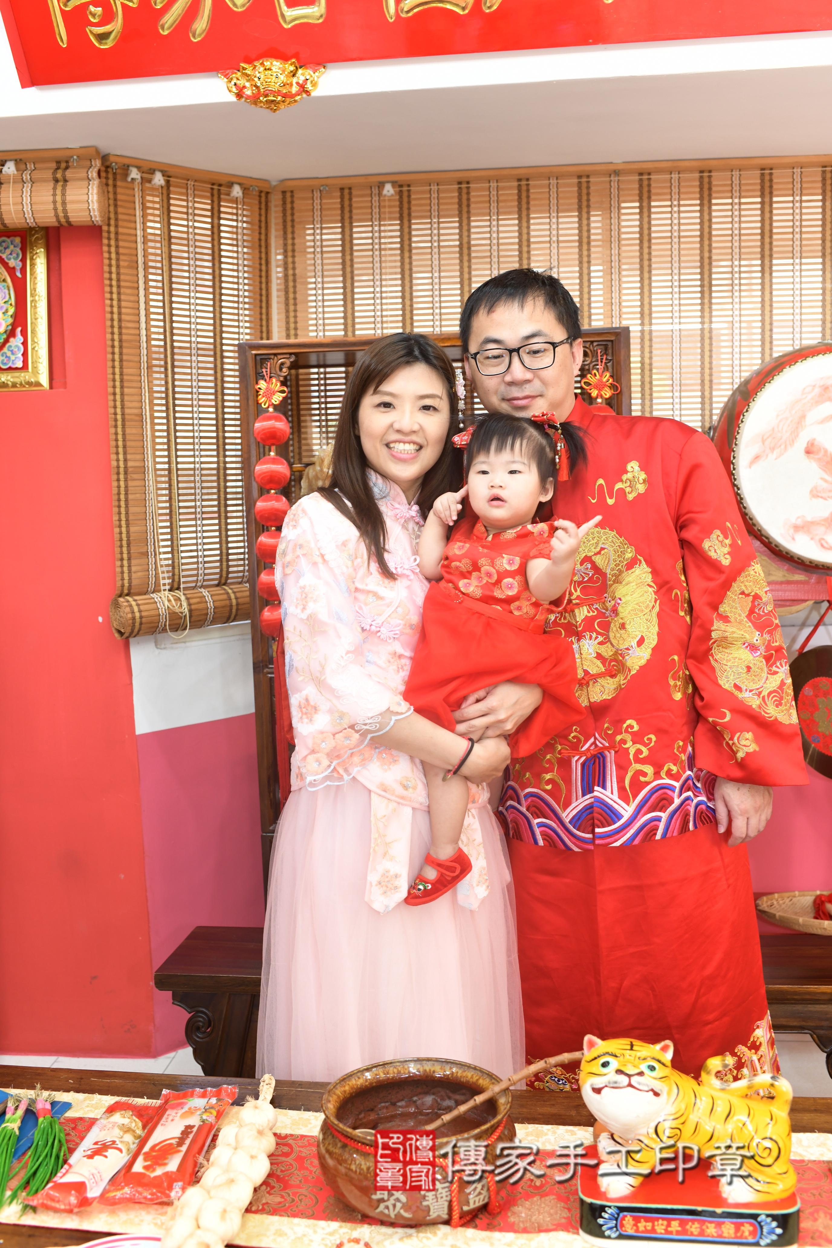 傳家手工印章高雄店、抓周、度脺、美式風會場、傳家嬰兒古禮、吉祥話、抓周道具物品24種、拍照。抓周證書。寶寶抓周、滿周歲、生日快樂、祝福 傳家手工印章高雄店、抓周、度脺、美式風會場、傳家嬰兒古禮、吉祥話、抓周道具物品24種、拍照。抓周證書。寶寶抓周、滿周歲、生日快樂、祝福