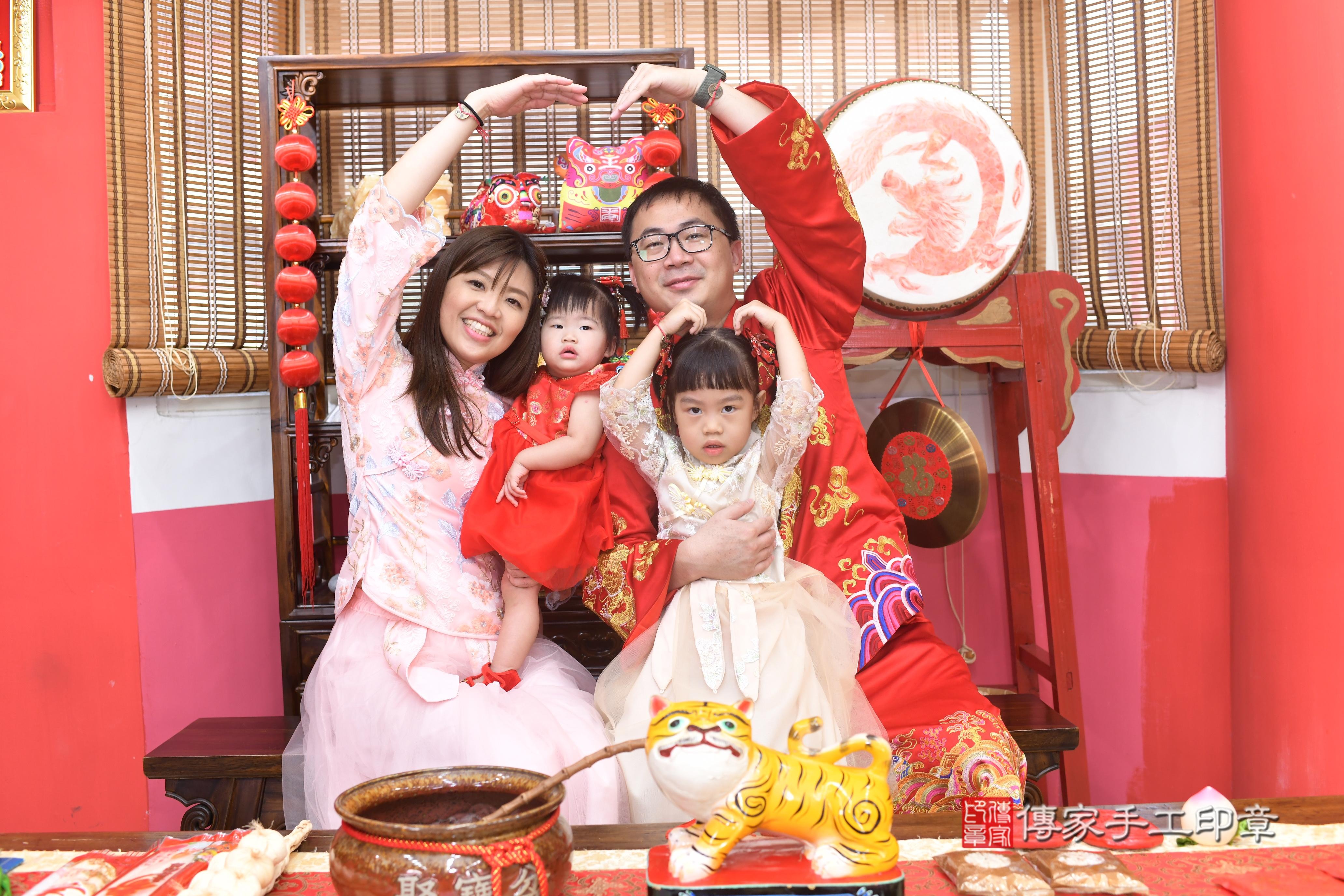 傳家手工印章高雄店、抓周、度脺、美式風會場、傳家嬰兒古禮、吉祥話、抓周道具物品24種、拍照。抓周證書。寶寶抓周、滿周歲、生日快樂、祝福 傳家手工印章高雄店、抓周、度脺、美式風會場、傳家嬰兒古禮、吉祥話、抓周道具物品24種、拍照。抓周證書。寶寶抓周、滿周歲、生日快樂、祝福