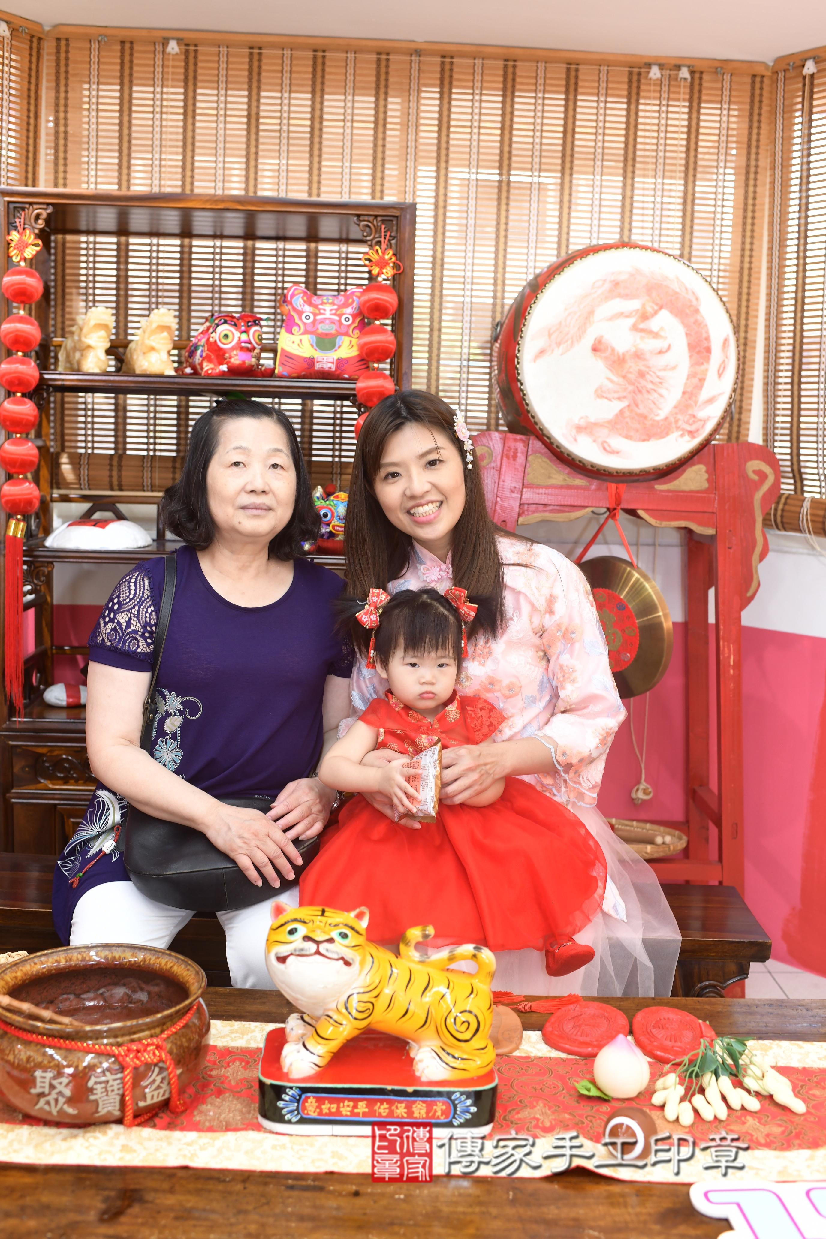 傳家手工印章高雄店、抓周、度脺、美式風會場、傳家嬰兒古禮、吉祥話、抓周道具物品24種、拍照。抓周證書。寶寶抓周、滿周歲、生日快樂、祝福 傳家手工印章高雄店、抓周、度脺、美式風會場、傳家嬰兒古禮、吉祥話、抓周道具物品24種、拍照。抓周證書。寶寶抓周、滿周歲、生日快樂、祝福