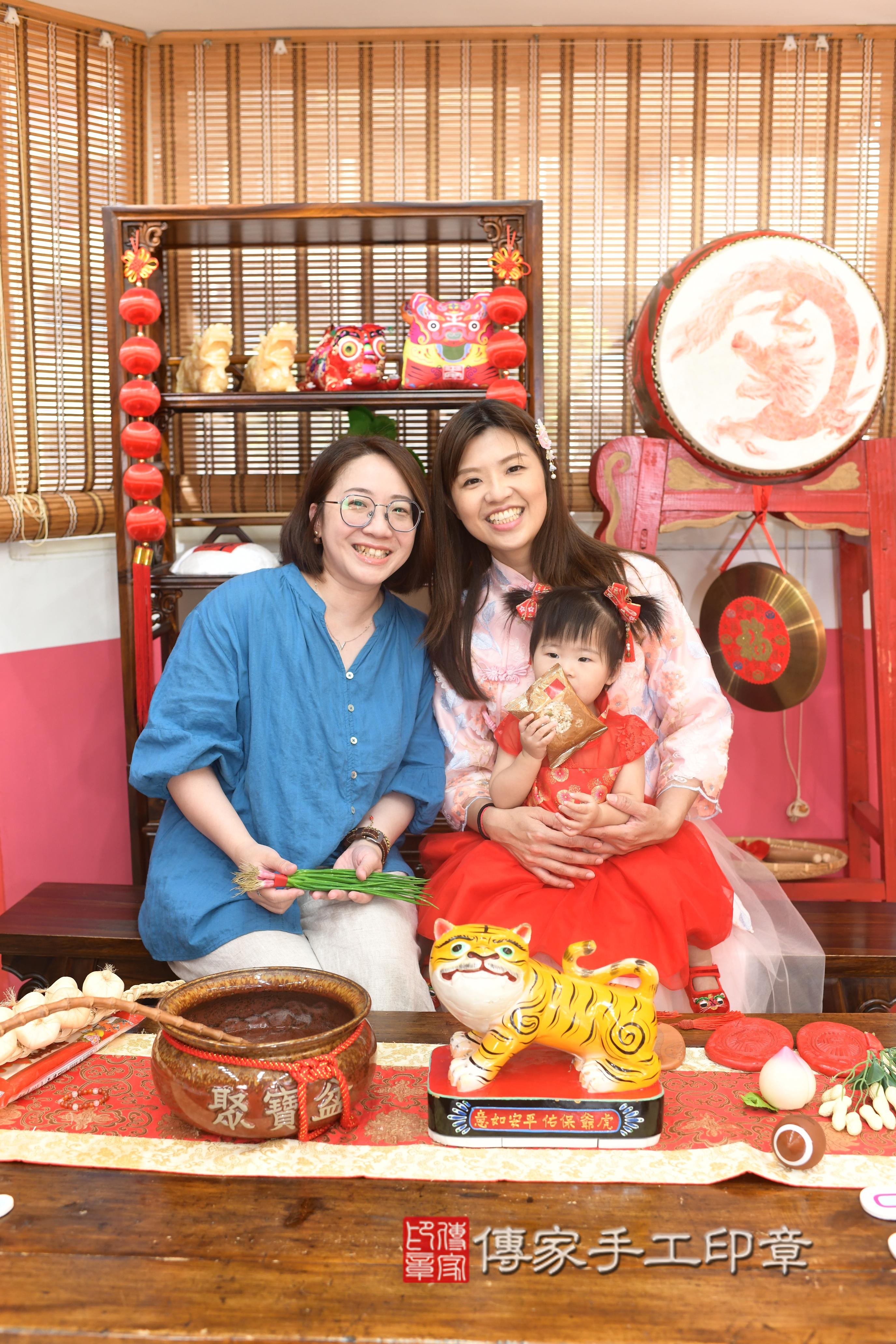 傳家手工印章高雄店、抓周、度脺、美式風會場、傳家嬰兒古禮、吉祥話、抓周道具物品24種、拍照。抓周證書。寶寶抓周、滿周歲、生日快樂、祝福 傳家手工印章高雄店、抓周、度脺、美式風會場、傳家嬰兒古禮、吉祥話、抓周道具物品24種、拍照。抓周證書。寶寶抓周、滿周歲、生日快樂、祝福