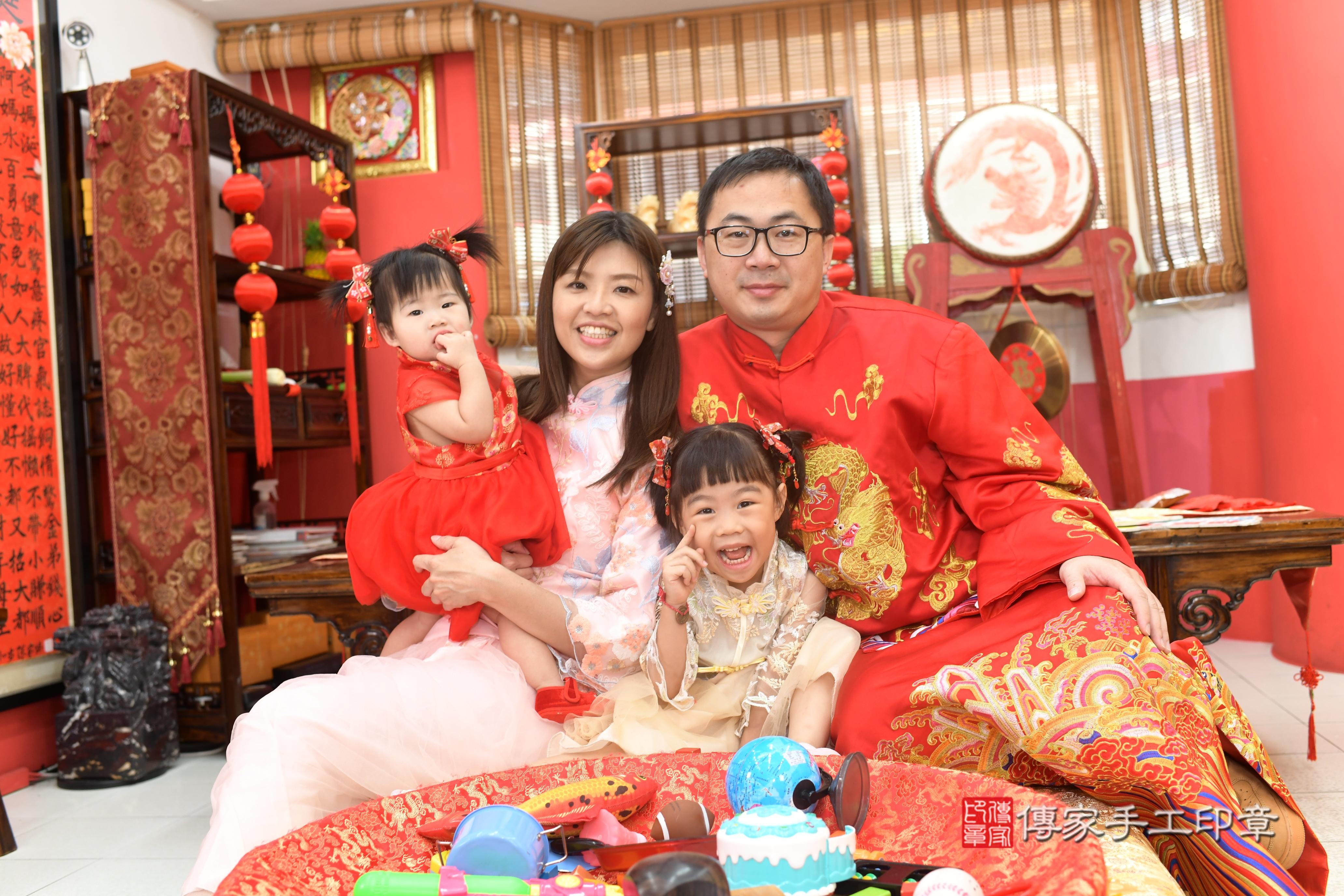 傳家手工印章高雄店、抓周、度脺、美式風會場、傳家嬰兒古禮、吉祥話、抓周道具物品24種、拍照。抓周證書。寶寶抓周、滿周歲、生日快樂、祝福 傳家手工印章高雄店、抓周、度脺、美式風會場、傳家嬰兒古禮、吉祥話、抓周道具物品24種、拍照。抓周證書。寶寶抓周、滿周歲、生日快樂、祝福