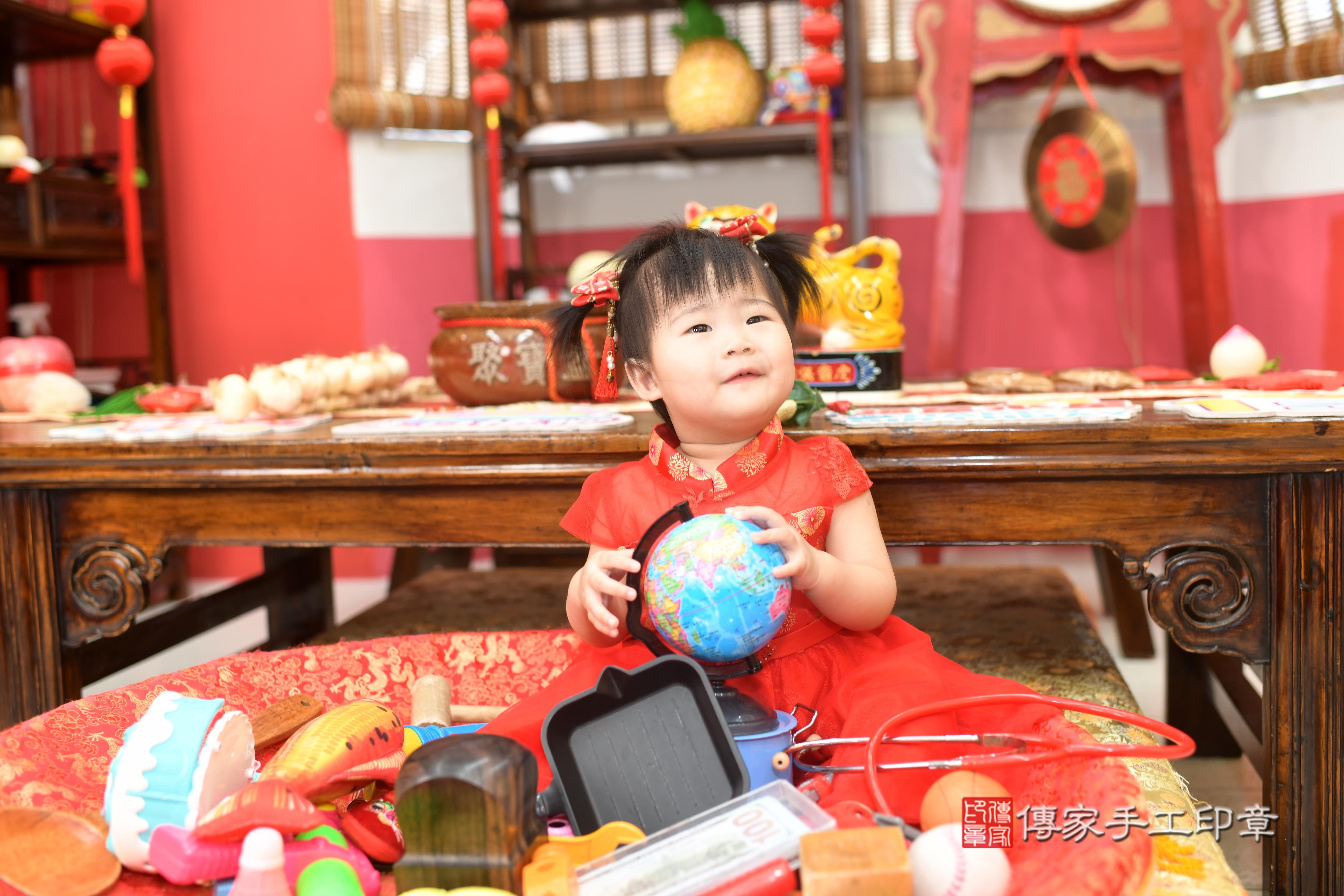 傳家手工印章高雄店、抓周、度脺、美式風會場、傳家嬰兒古禮、吉祥話、抓周道具物品24種、拍照。抓周證書。寶寶抓周、滿周歲、生日快樂、祝福 傳家手工印章高雄店、抓周、度脺、美式風會場、傳家嬰兒古禮、吉祥話、抓周道具物品24種、拍照。抓周證書。寶寶抓周、滿周歲、生日快樂、祝福