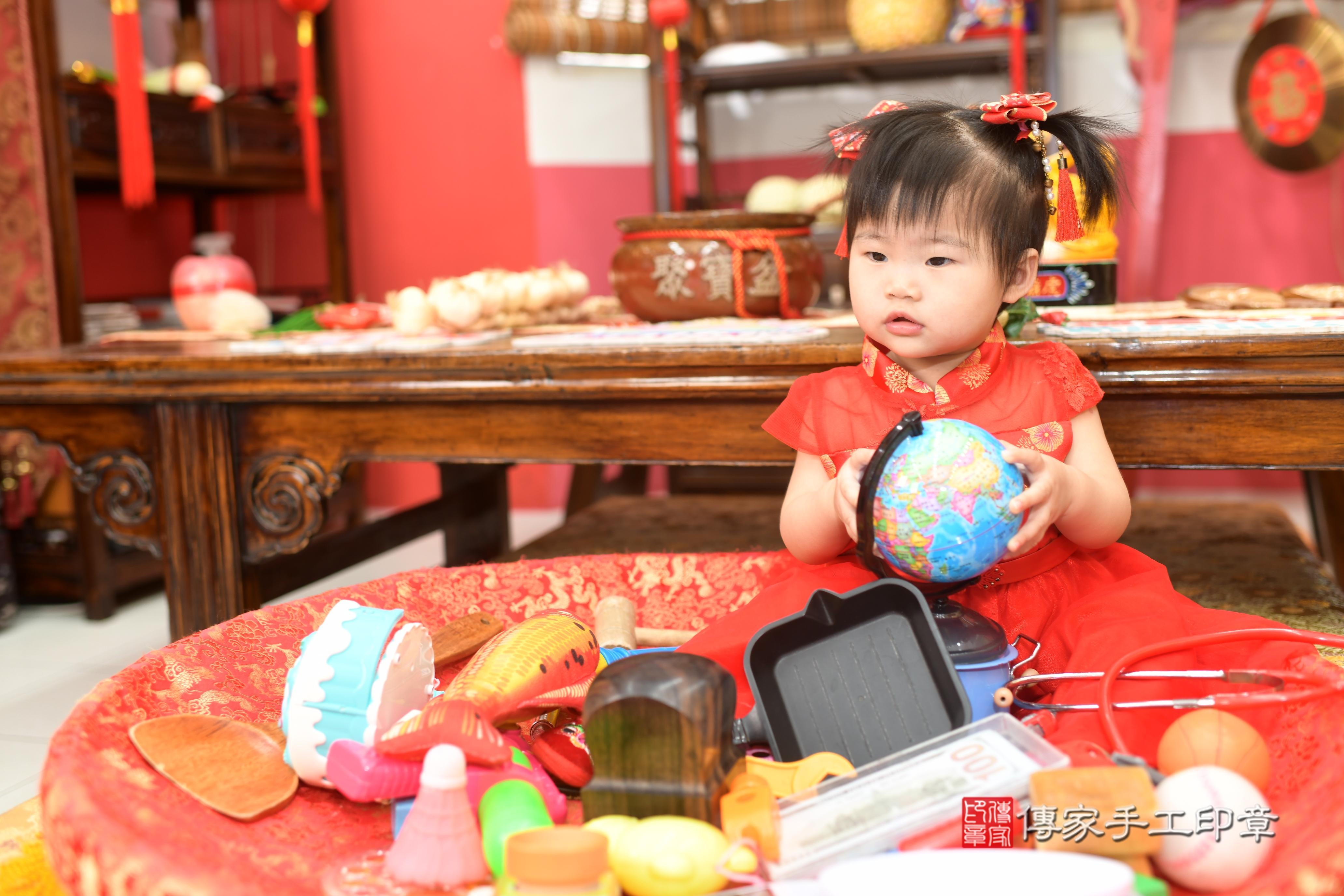 傳家手工印章高雄店、抓周、度脺、美式風會場、傳家嬰兒古禮、吉祥話、抓周道具物品24種、拍照。抓周證書。寶寶抓周、滿周歲、生日快樂、祝福 傳家手工印章高雄店、抓周、度脺、美式風會場、傳家嬰兒古禮、吉祥話、抓周道具物品24種、拍照。抓周證書。寶寶抓周、滿周歲、生日快樂、祝福