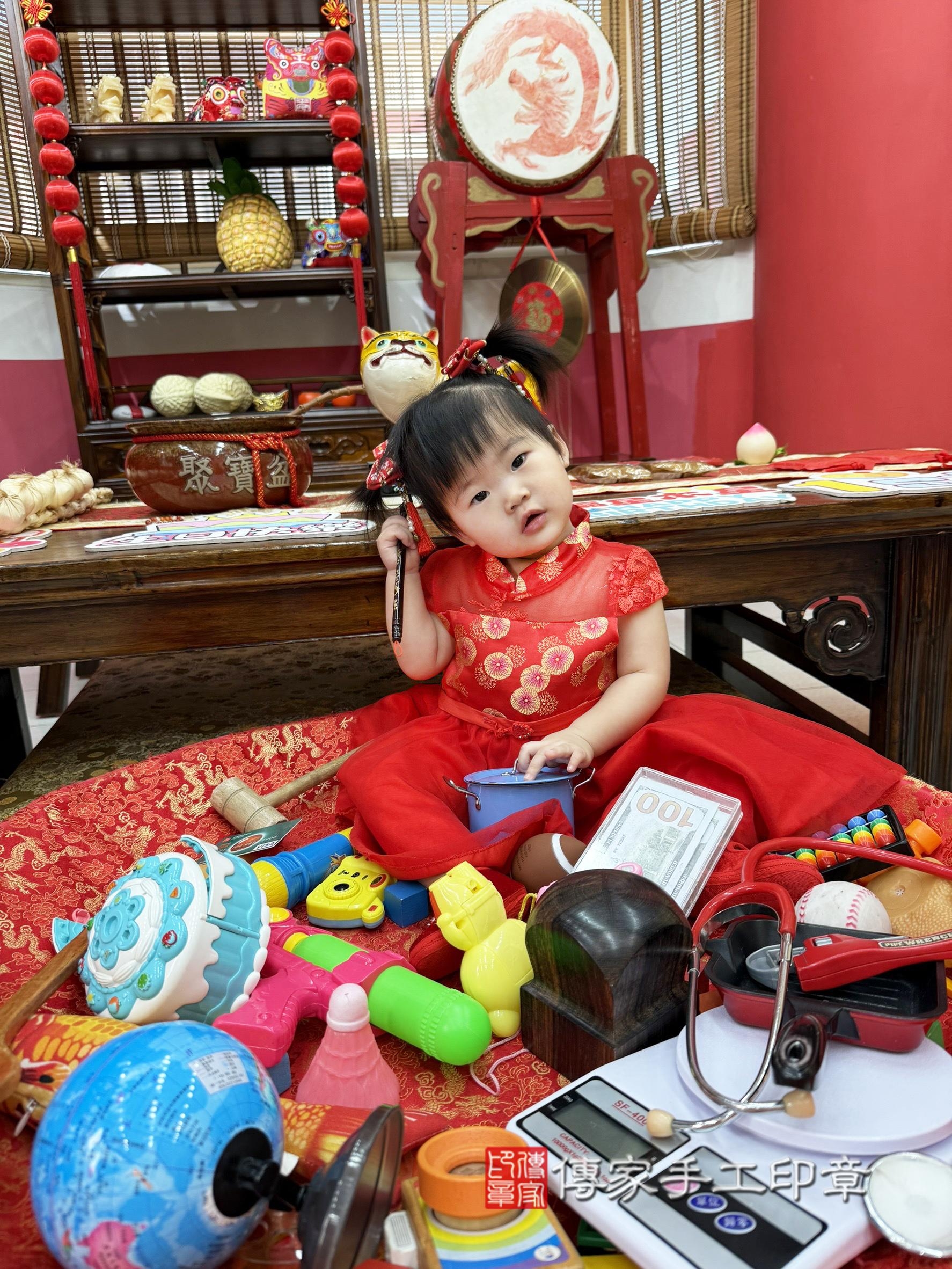 傳家手工印章高雄店、抓周、度脺、美式風會場、傳家嬰兒古禮、吉祥話、抓周道具物品24種、拍照。抓周證書。寶寶抓周、滿周歲、生日快樂、祝福 傳家手工印章高雄店、抓周、度脺、美式風會場、傳家嬰兒古禮、吉祥話、抓周道具物品24種、拍照。抓周證書。寶寶抓周、滿周歲、生日快樂、祝福