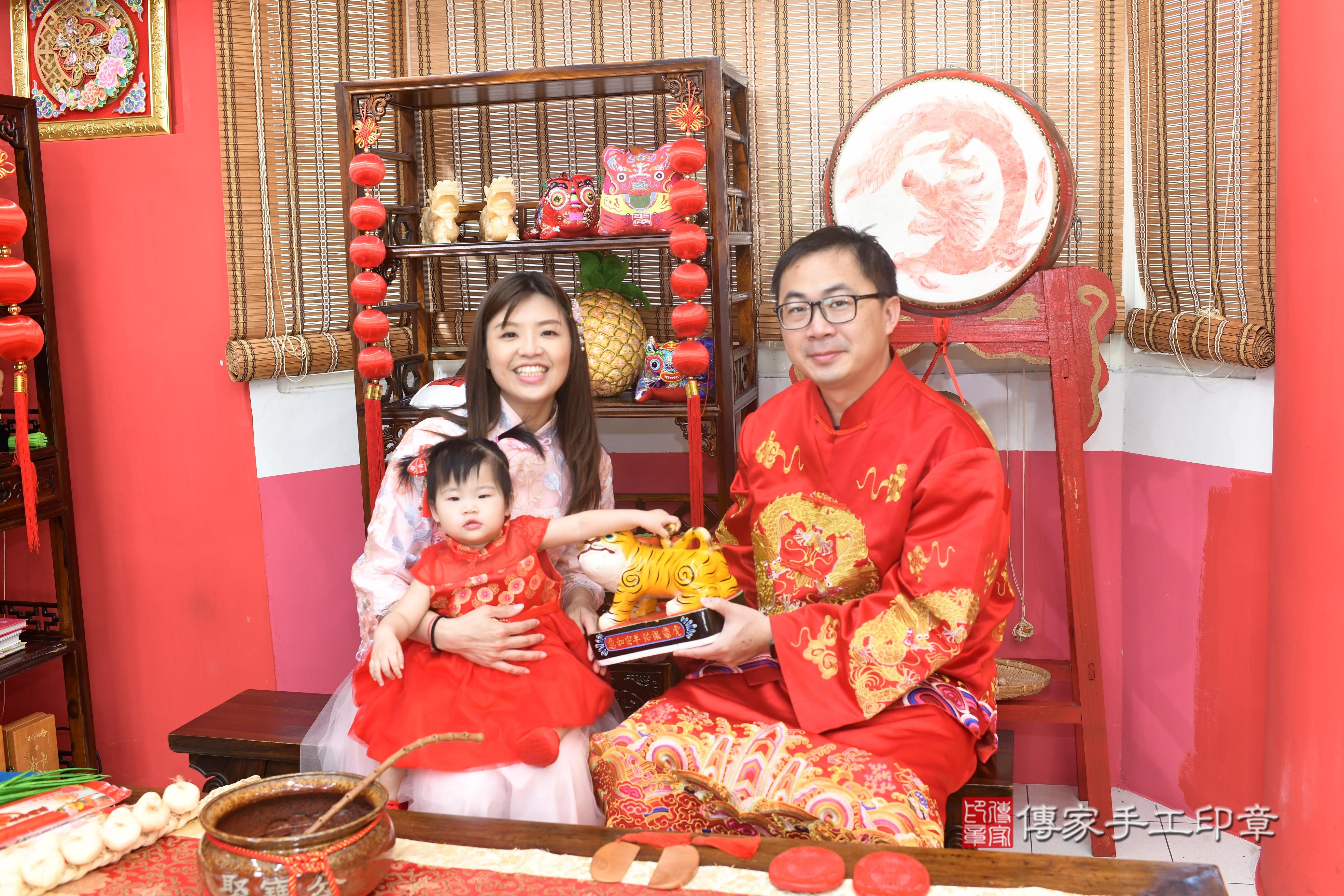 傳家手工印章高雄店、抓周、度脺、美式風會場、傳家嬰兒古禮、吉祥話、抓周道具物品24種、拍照。抓周證書。寶寶抓周、滿周歲、生日快樂、祝福 傳家手工印章高雄店、抓周、度脺、美式風會場、傳家嬰兒古禮、吉祥話、抓周道具物品24種、拍照。抓周證書。寶寶抓周、滿周歲、生日快樂、祝福