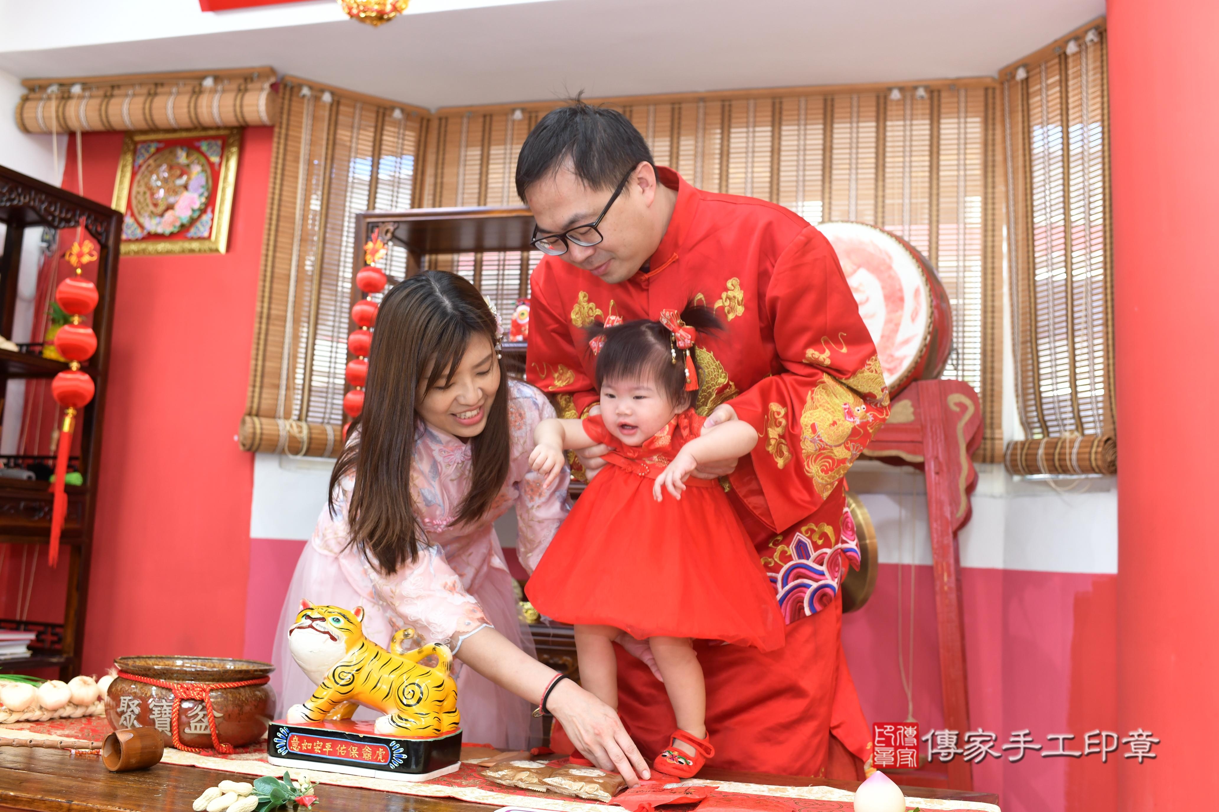 傳家手工印章高雄店、抓周、度脺、美式風會場、傳家嬰兒古禮、吉祥話、抓周道具物品24種、拍照。抓周證書。寶寶抓周、滿周歲、生日快樂、祝福