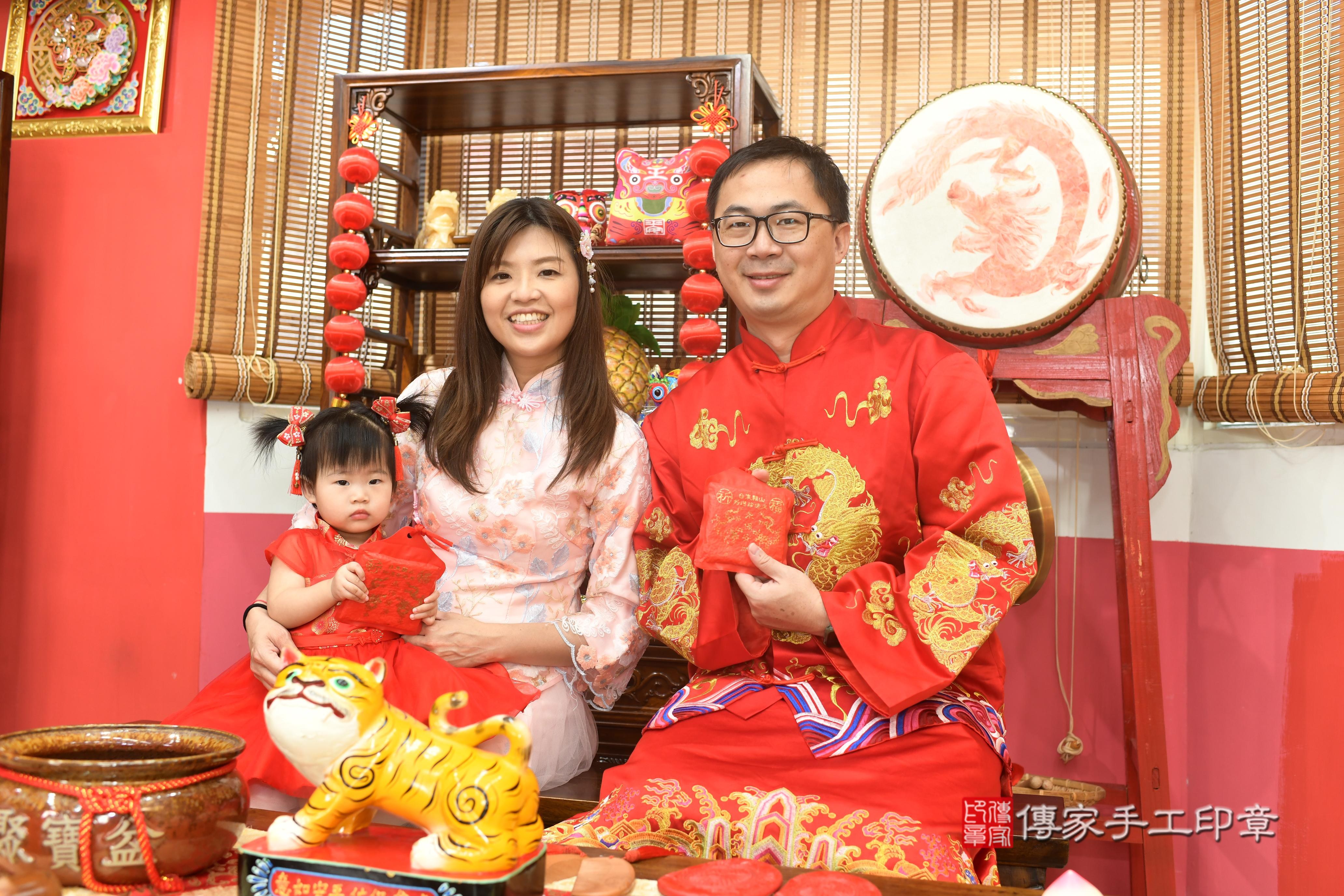 傳家手工印章高雄店、抓周、度脺、美式風會場、傳家嬰兒古禮、吉祥話、抓周道具物品24種、拍照。抓周證書。寶寶抓周、滿周歲、生日快樂、祝福 傳家手工印章高雄店、抓周、度脺、美式風會場、傳家嬰兒古禮、吉祥話、抓周道具物品24種、拍照。抓周證書。寶寶抓周、滿周歲、生日快樂、祝福