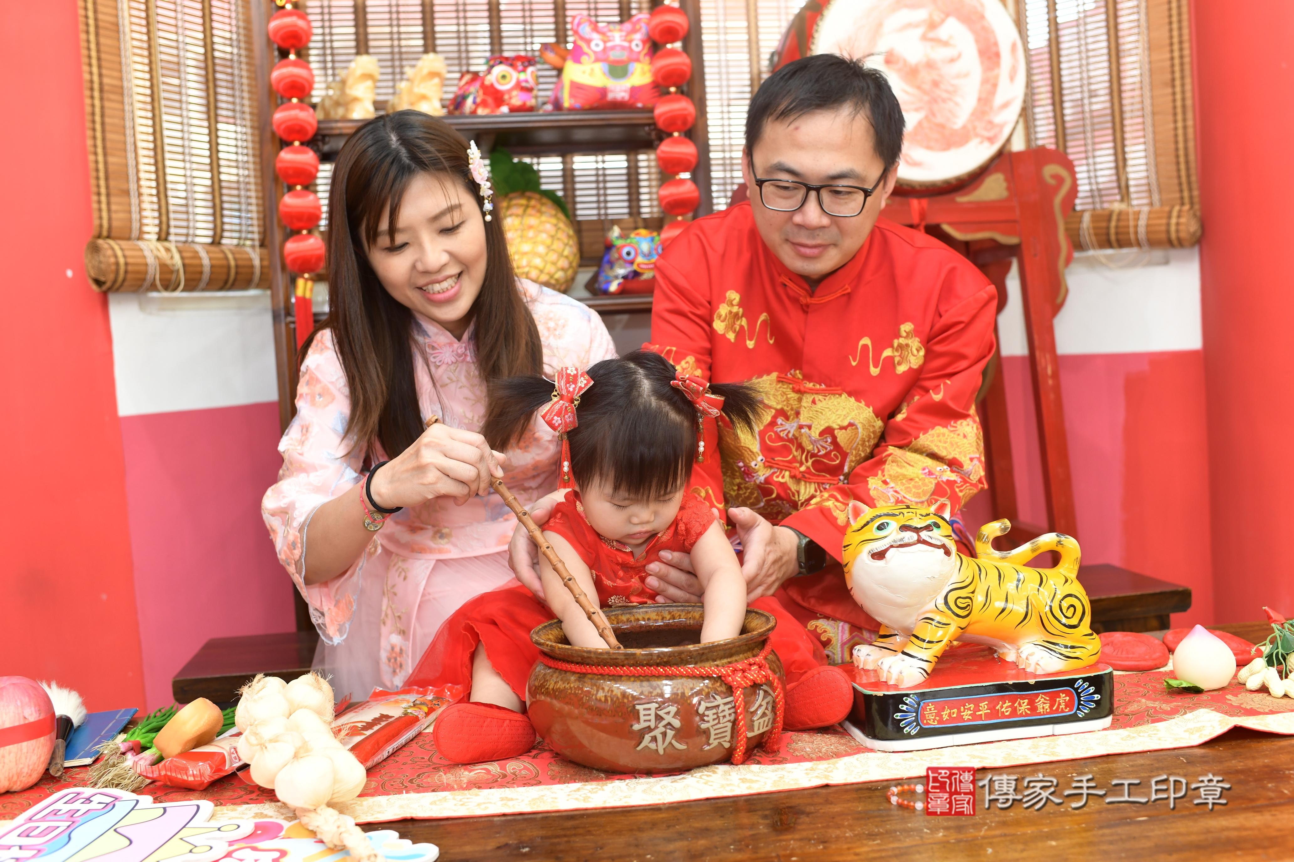 傳家手工印章高雄店、抓周、度脺、美式風會場、傳家嬰兒古禮、吉祥話、抓周道具物品24種、拍照。抓周證書。寶寶抓周、滿周歲、生日快樂、祝福 傳家手工印章高雄店、抓周、度脺、美式風會場、傳家嬰兒古禮、吉祥話、抓周道具物品24種、拍照。抓周證書。寶寶抓周、滿周歲、生日快樂、祝福