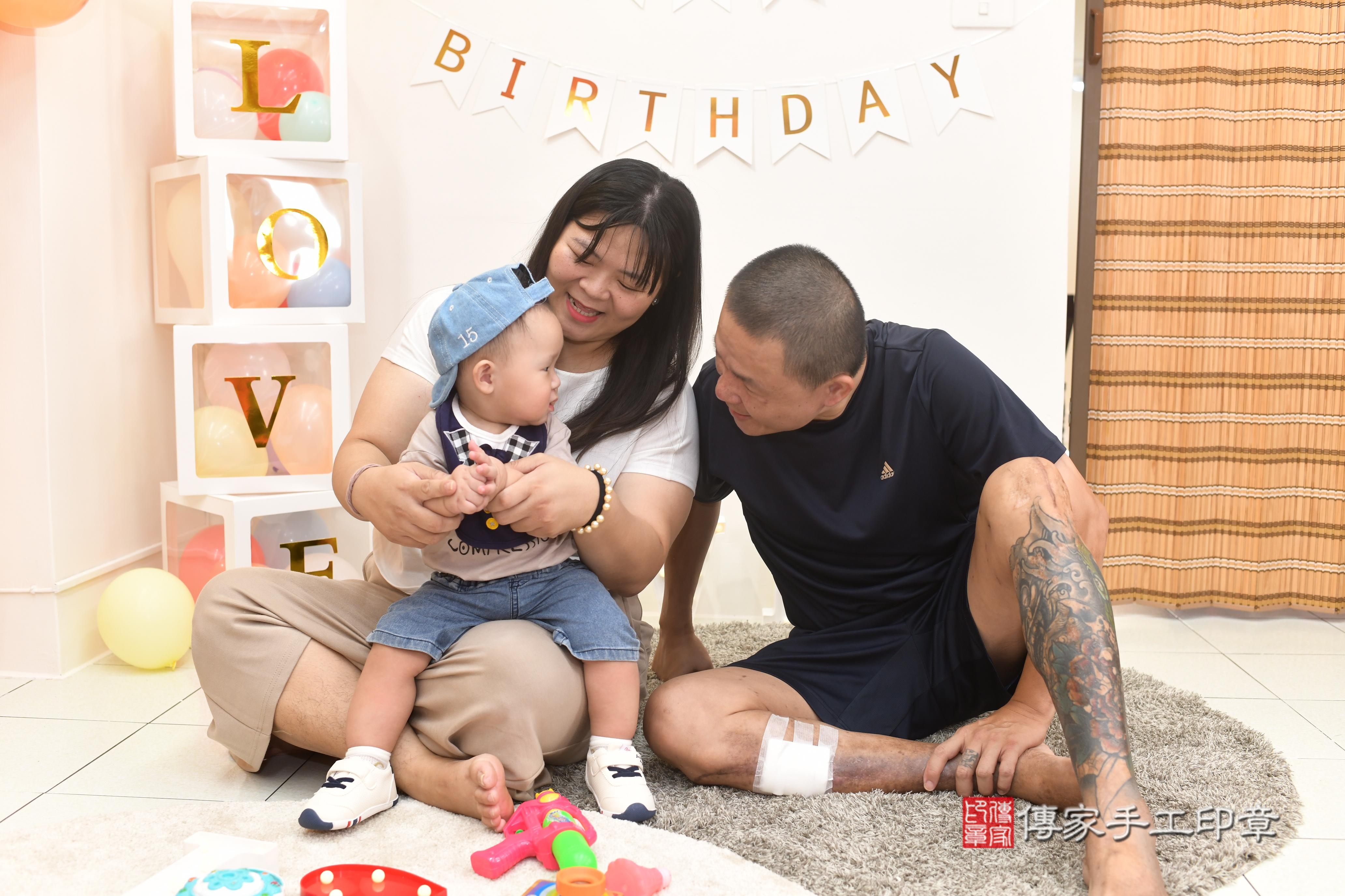 傳家手工印章高雄店、抓周、度脺、美式風會場、傳家嬰兒古禮、吉祥話、抓周道具物品24種、拍照。抓周證書。寶寶抓周、滿周歲、生日快樂、祝福