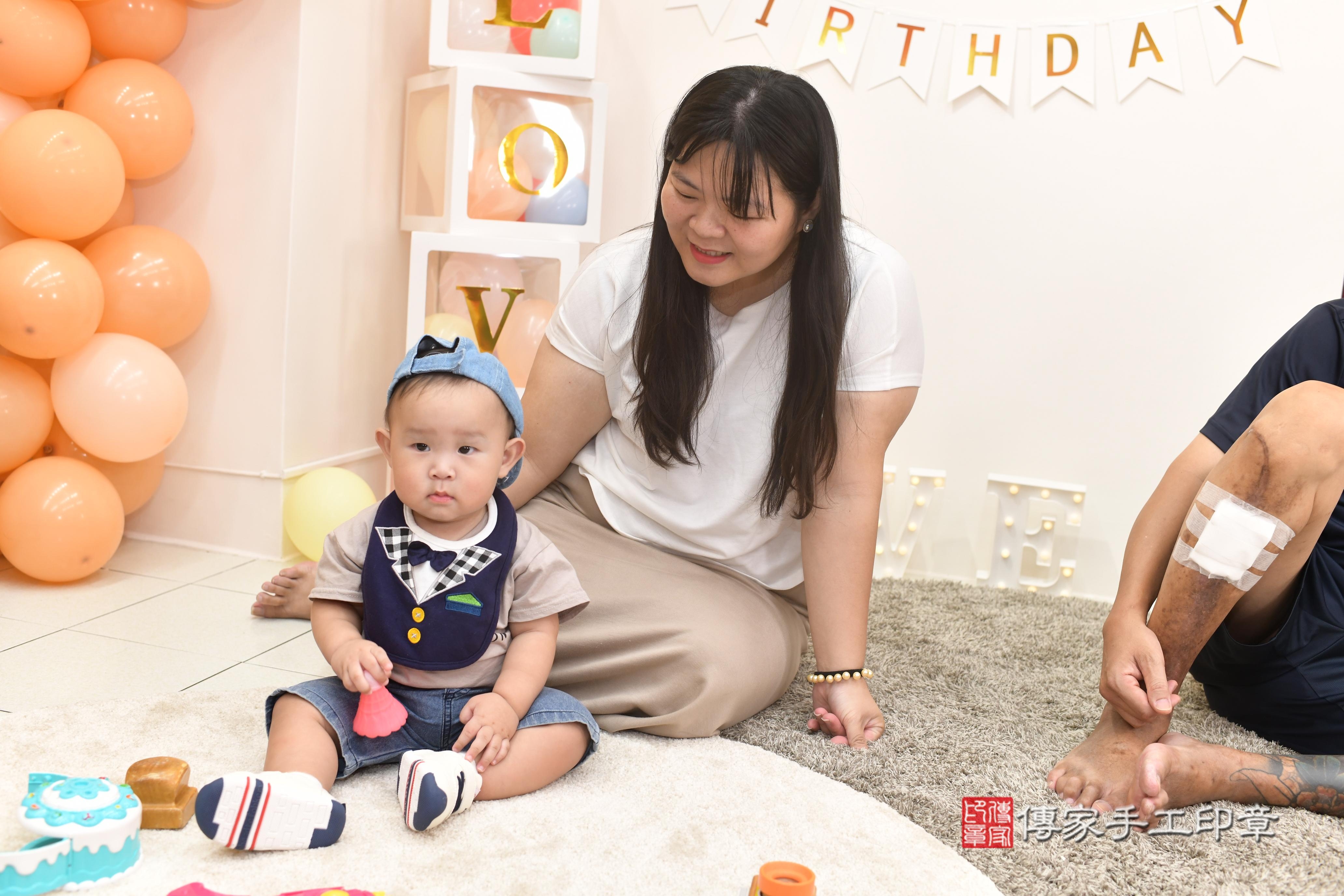 傳家手工印章高雄店、抓周、度脺、美式風會場、傳家嬰兒古禮、吉祥話、抓周道具物品24種、拍照。抓周證書。寶寶抓周、滿周歲、生日快樂、祝福