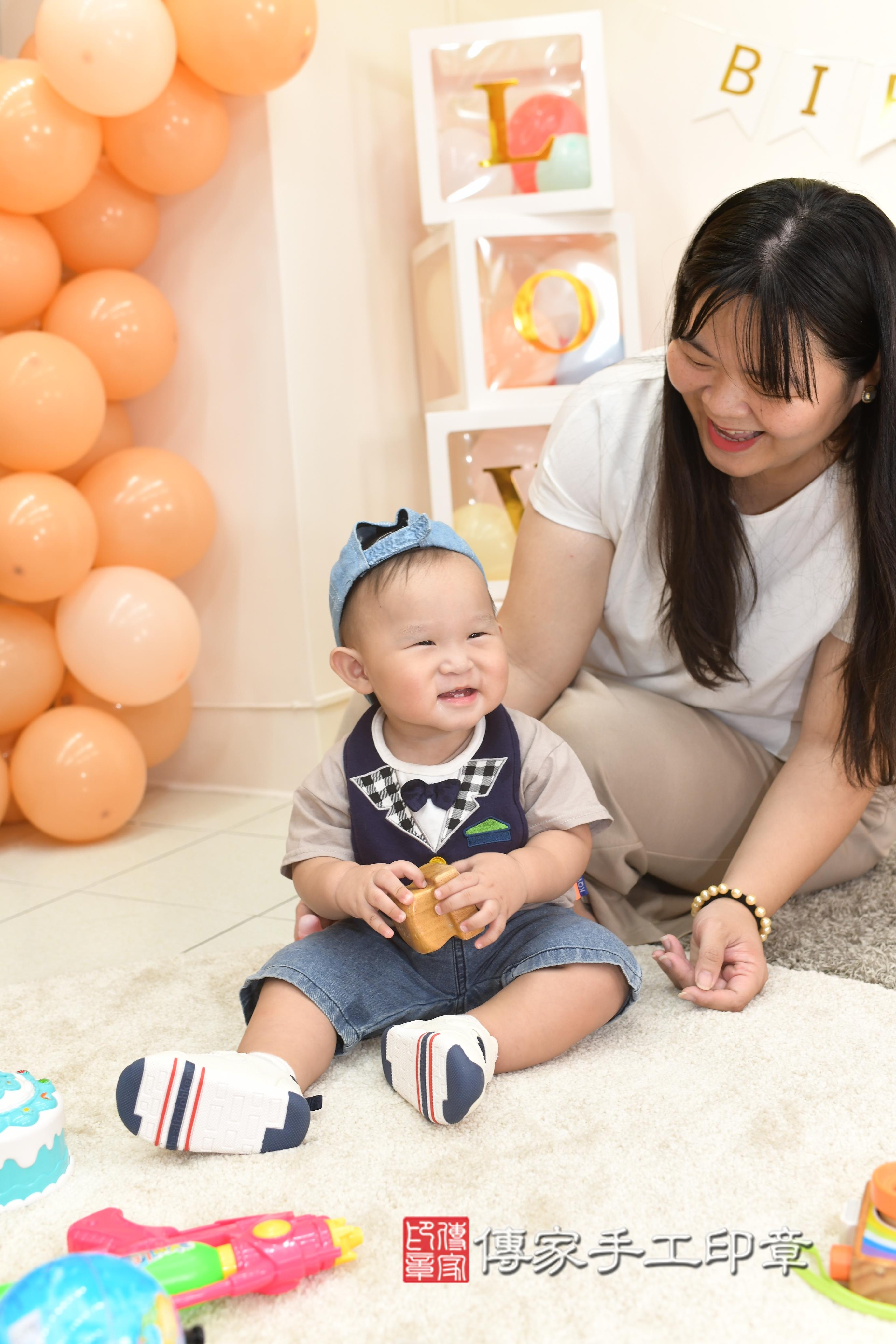 傳家手工印章高雄店、抓周、度脺、美式風會場、傳家嬰兒古禮、吉祥話、抓周道具物品24種、拍照。抓周證書。寶寶抓周、滿周歲、生日快樂、祝福