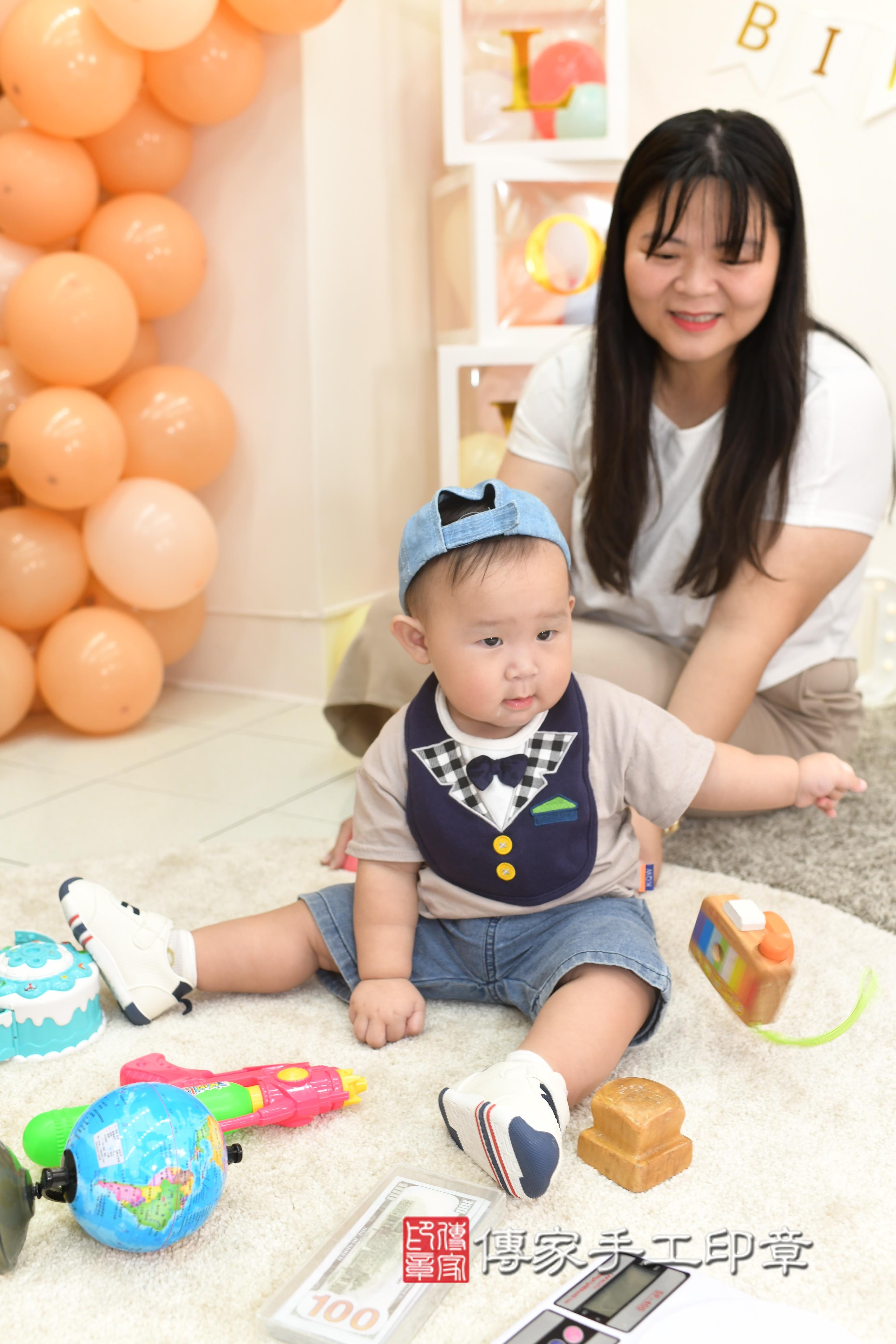 傳家手工印章高雄店、抓周、度脺、美式風會場、傳家嬰兒古禮、吉祥話、抓周道具物品24種、拍照。抓周證書。寶寶抓周、滿周歲、生日快樂、祝福