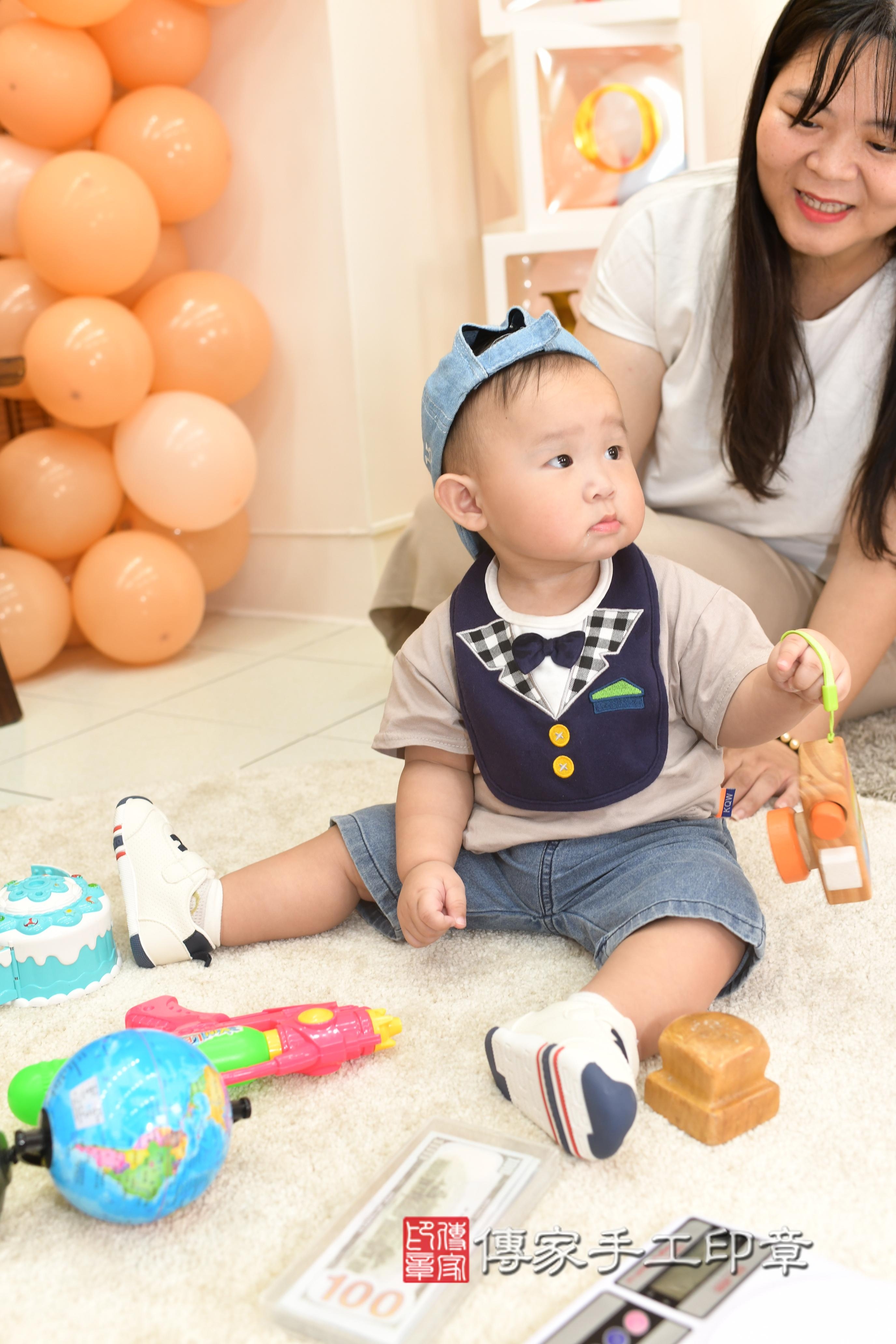 傳家手工印章高雄店、抓周、度脺、美式風會場、傳家嬰兒古禮、吉祥話、抓周道具物品24種、拍照。抓周證書。寶寶抓周、滿周歲、生日快樂、祝福