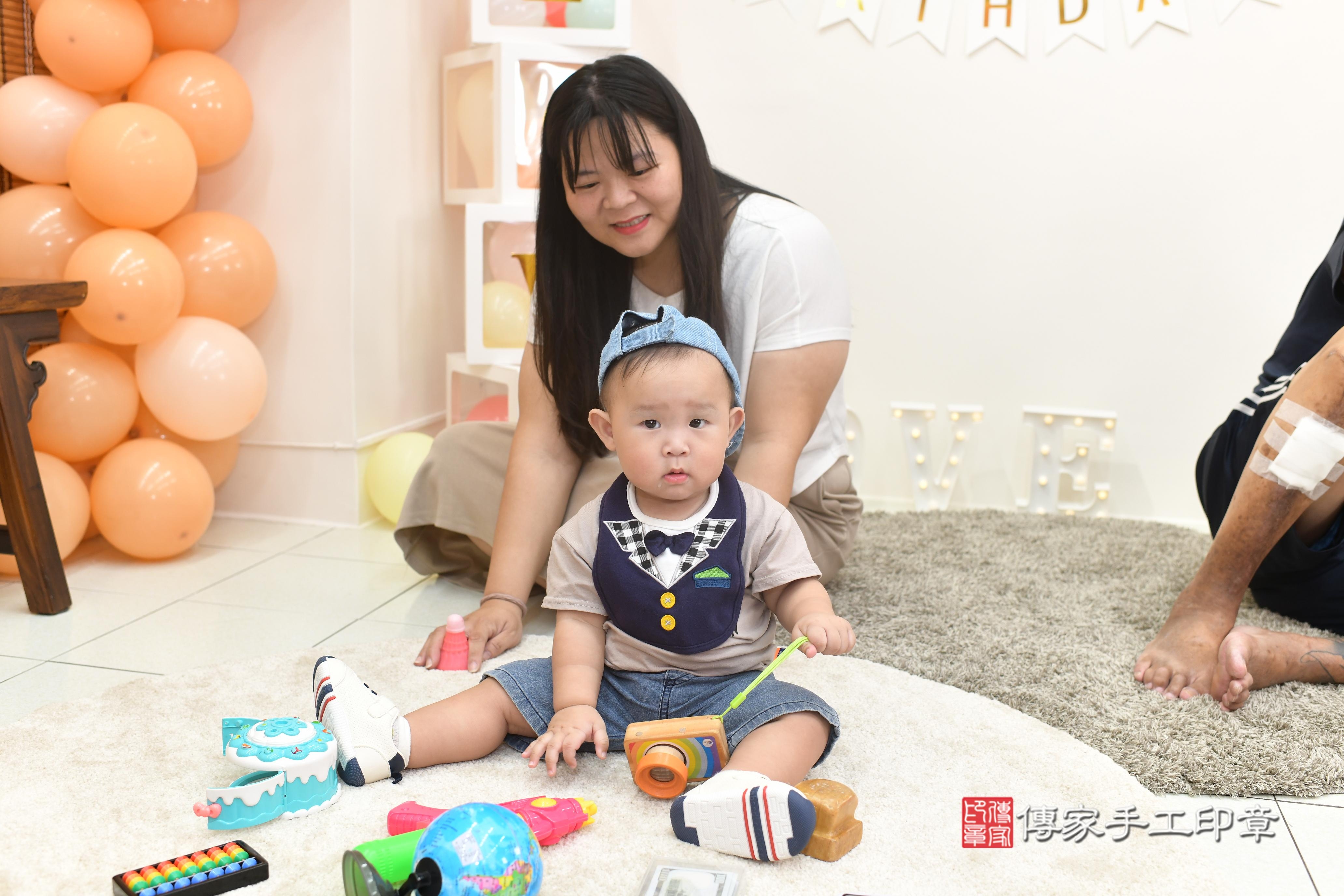 傳家手工印章高雄店、抓周、度脺、美式風會場、傳家嬰兒古禮、吉祥話、抓周道具物品24種、拍照。抓周證書。寶寶抓周、滿周歲、生日快樂、祝福