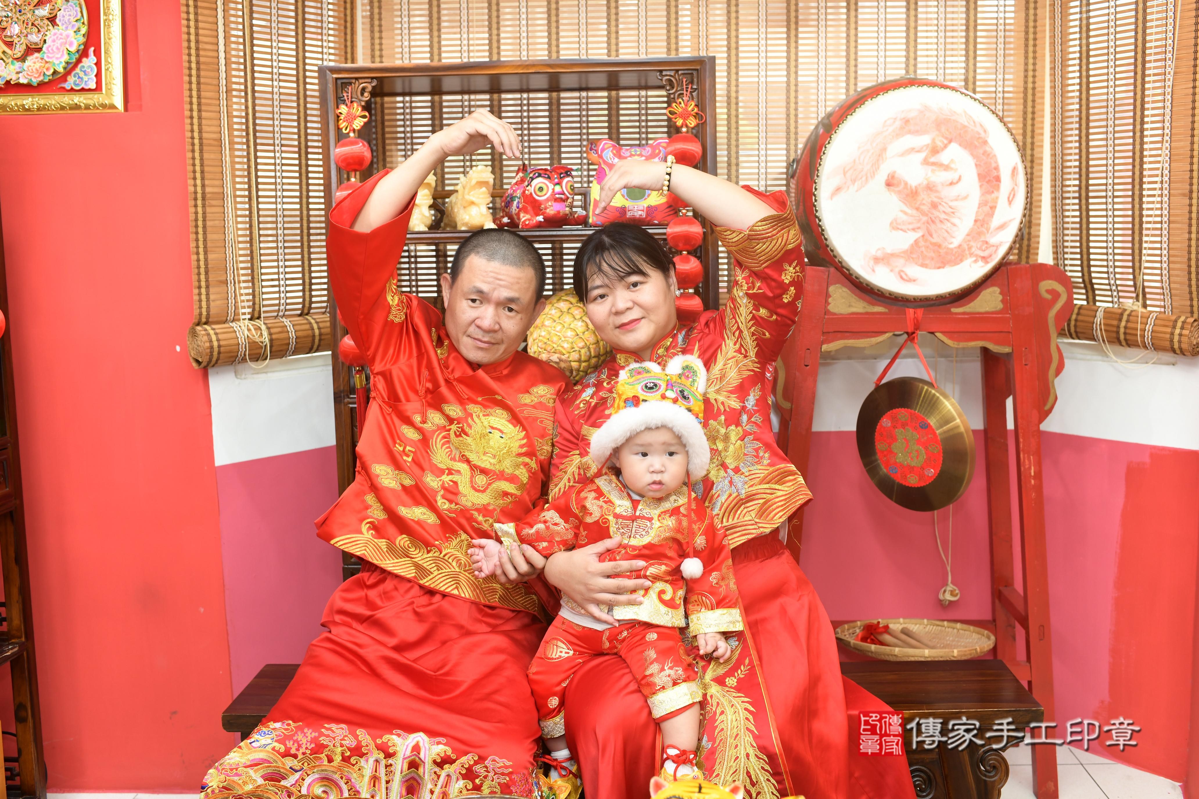 傳家手工印章高雄店、抓周、度脺、美式風會場、傳家嬰兒古禮、吉祥話、抓周道具物品24種、拍照。抓周證書。寶寶抓周、滿周歲、生日快樂、祝福