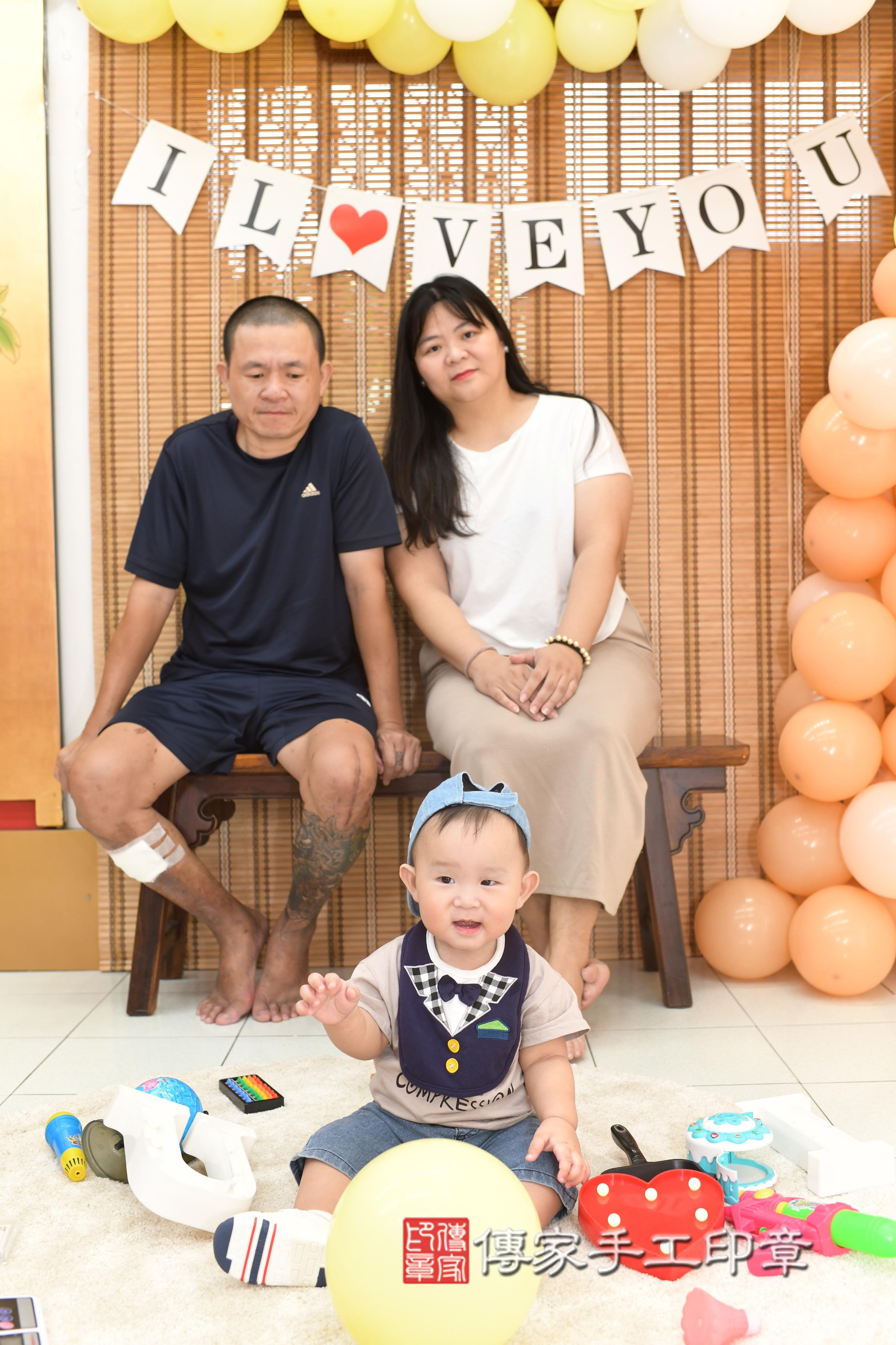 傳家手工印章高雄店、抓周、度脺、美式風會場、傳家嬰兒古禮、吉祥話、抓周道具物品24種、拍照。抓周證書。寶寶抓周、滿周歲、生日快樂、祝福