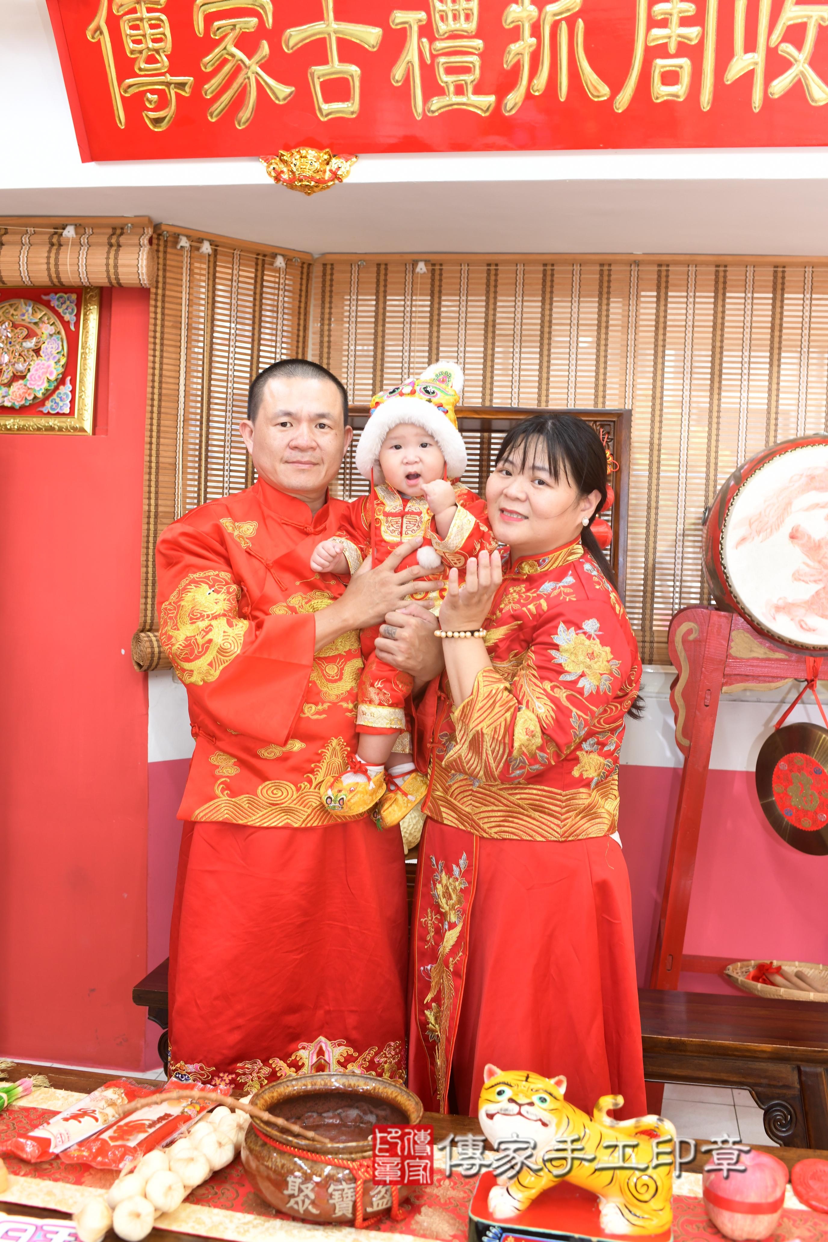 傳家手工印章高雄店、抓周、度脺、美式風會場、傳家嬰兒古禮、吉祥話、抓周道具物品24種、拍照。抓周證書。寶寶抓周、滿周歲、生日快樂、祝福