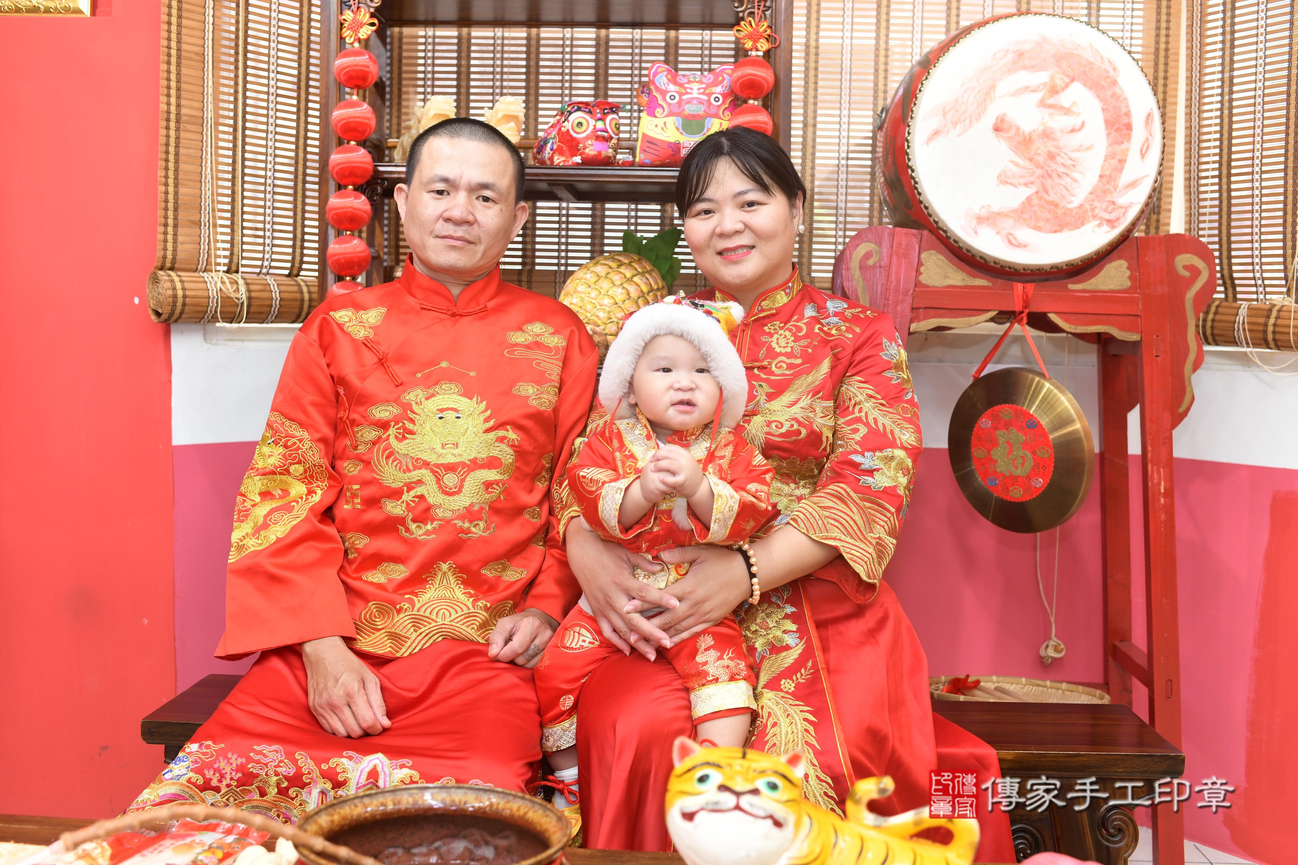 傳家手工印章高雄店、抓周、度脺、美式風會場、傳家嬰兒古禮、吉祥話、抓周道具物品24種、拍照。抓周證書。寶寶抓周、滿周歲、生日快樂、祝福