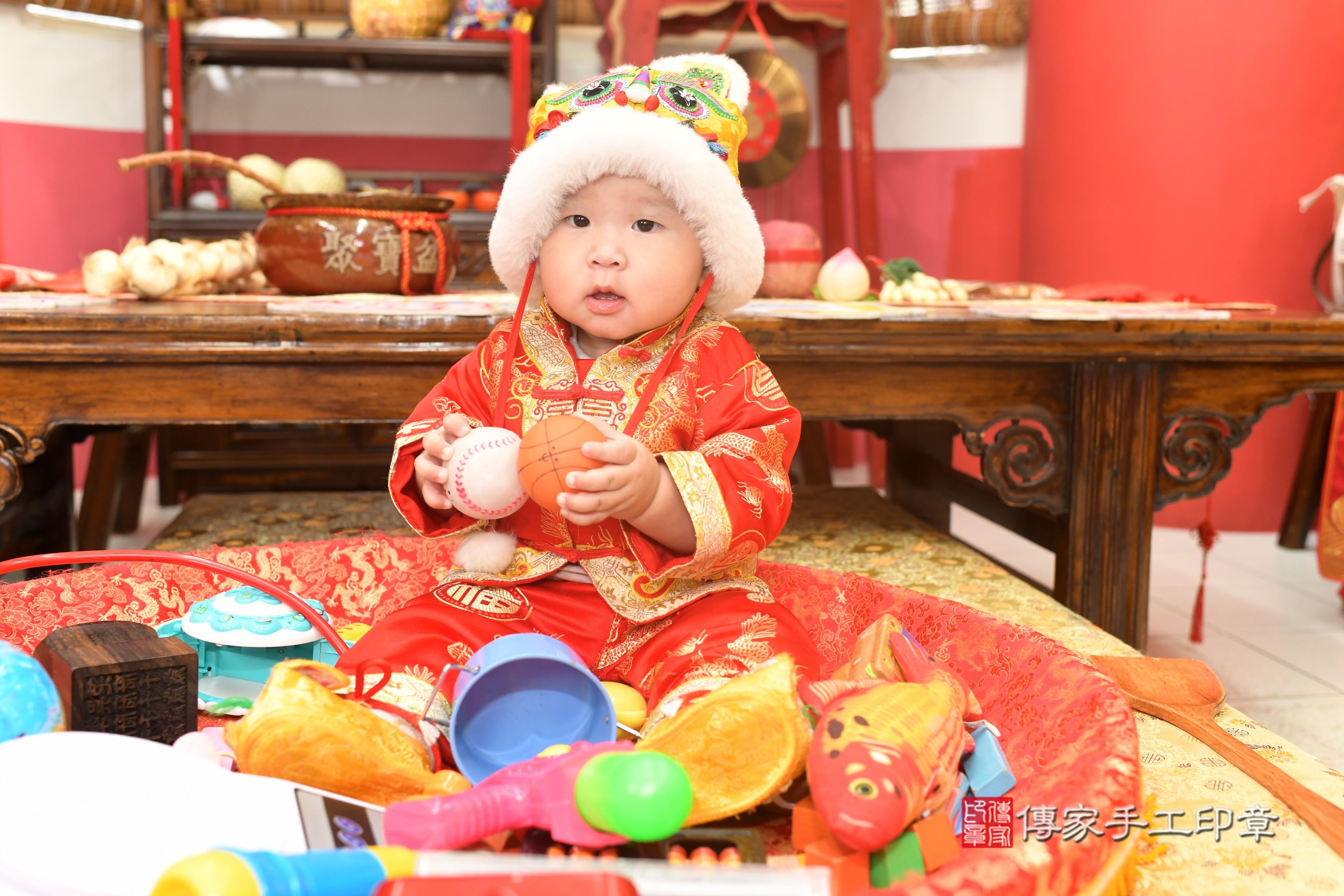 傳家手工印章高雄店、抓周、度脺、美式風會場、傳家嬰兒古禮、吉祥話、抓周道具物品24種、拍照。抓周證書。寶寶抓周、滿周歲、生日快樂、祝福