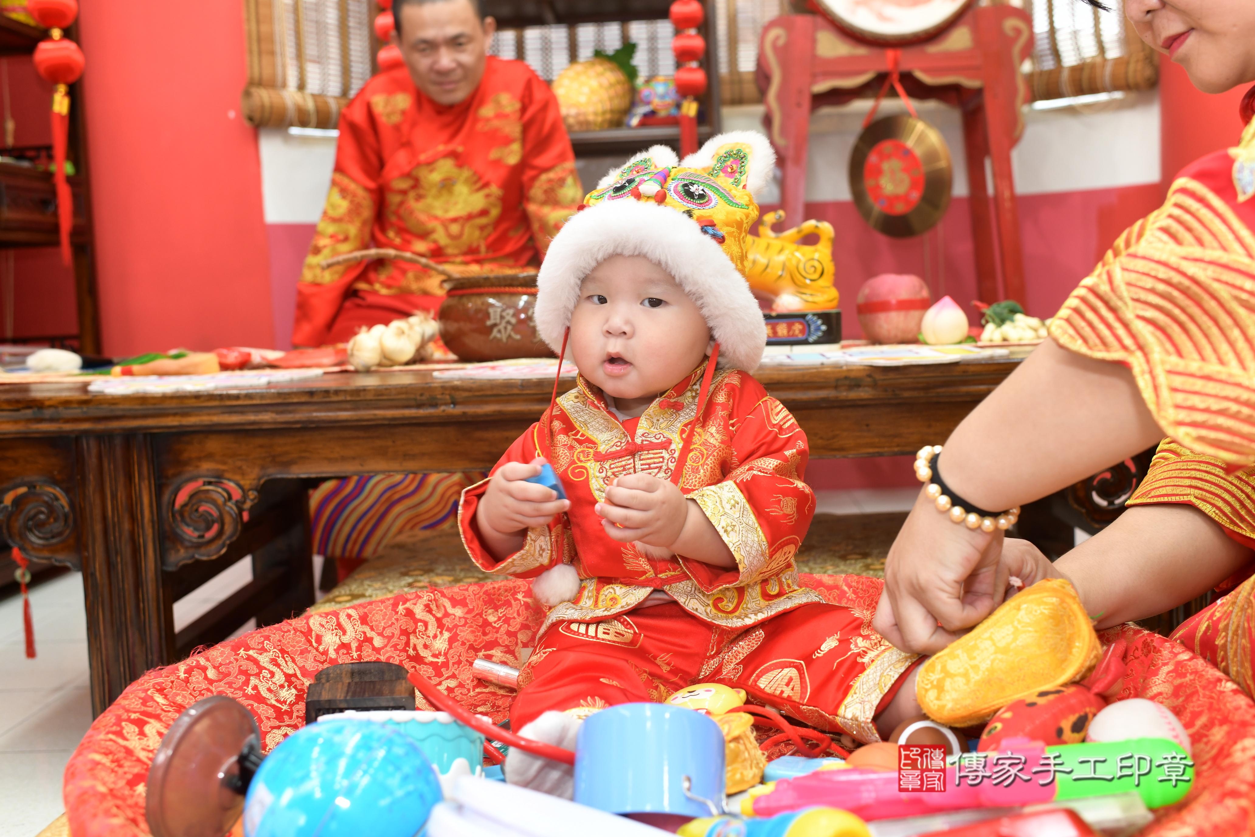 傳家手工印章高雄店、抓周、度脺、美式風會場、傳家嬰兒古禮、吉祥話、抓周道具物品24種、拍照。抓周證書。寶寶抓周、滿周歲、生日快樂、祝福