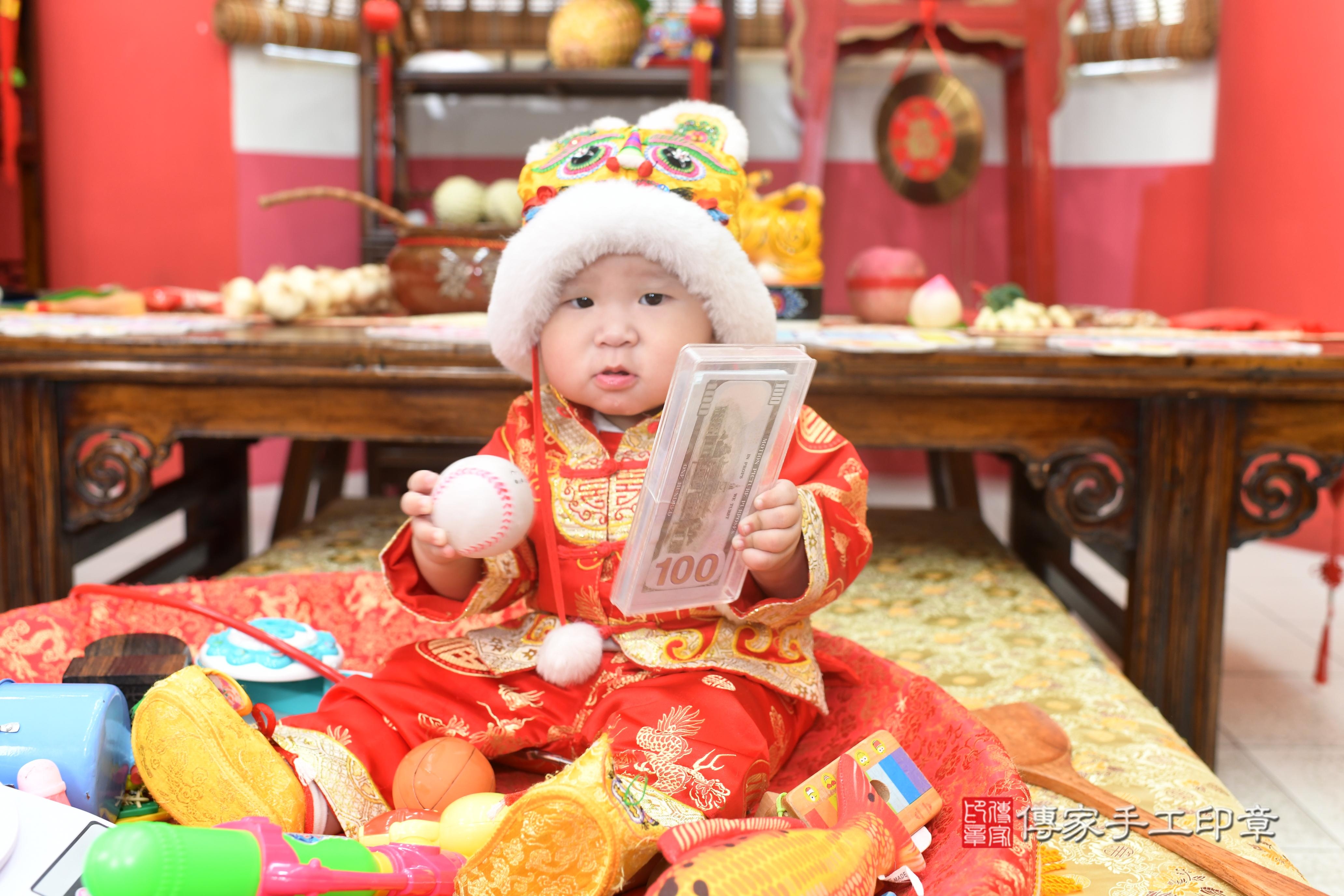 傳家手工印章高雄店、抓周、度脺、美式風會場、傳家嬰兒古禮、吉祥話、抓周道具物品24種、拍照。抓周證書。寶寶抓周、滿周歲、生日快樂、祝福