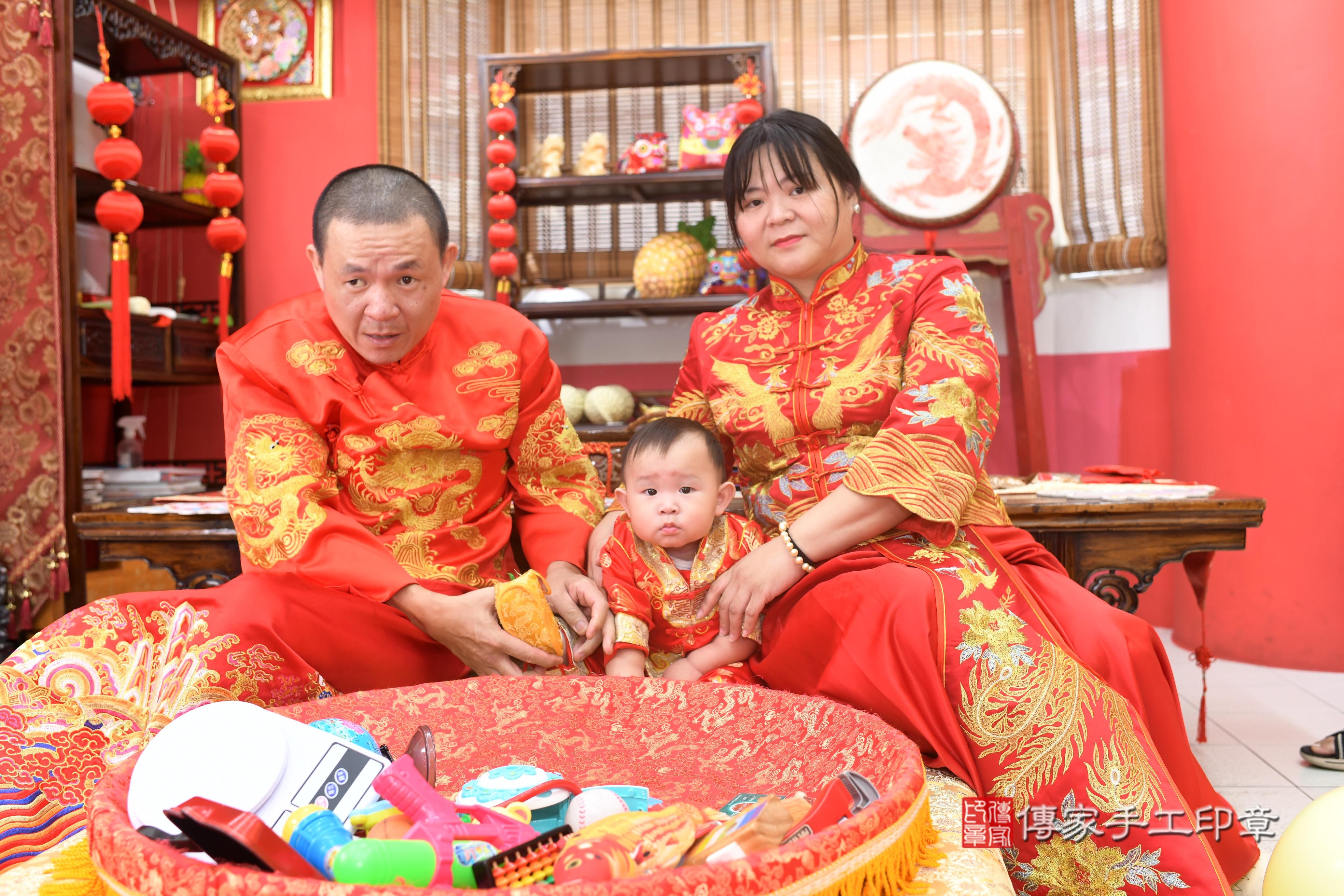 傳家手工印章高雄店、抓周、度脺、美式風會場、傳家嬰兒古禮、吉祥話、抓周道具物品24種、拍照。抓周證書。寶寶抓周、滿周歲、生日快樂、祝福