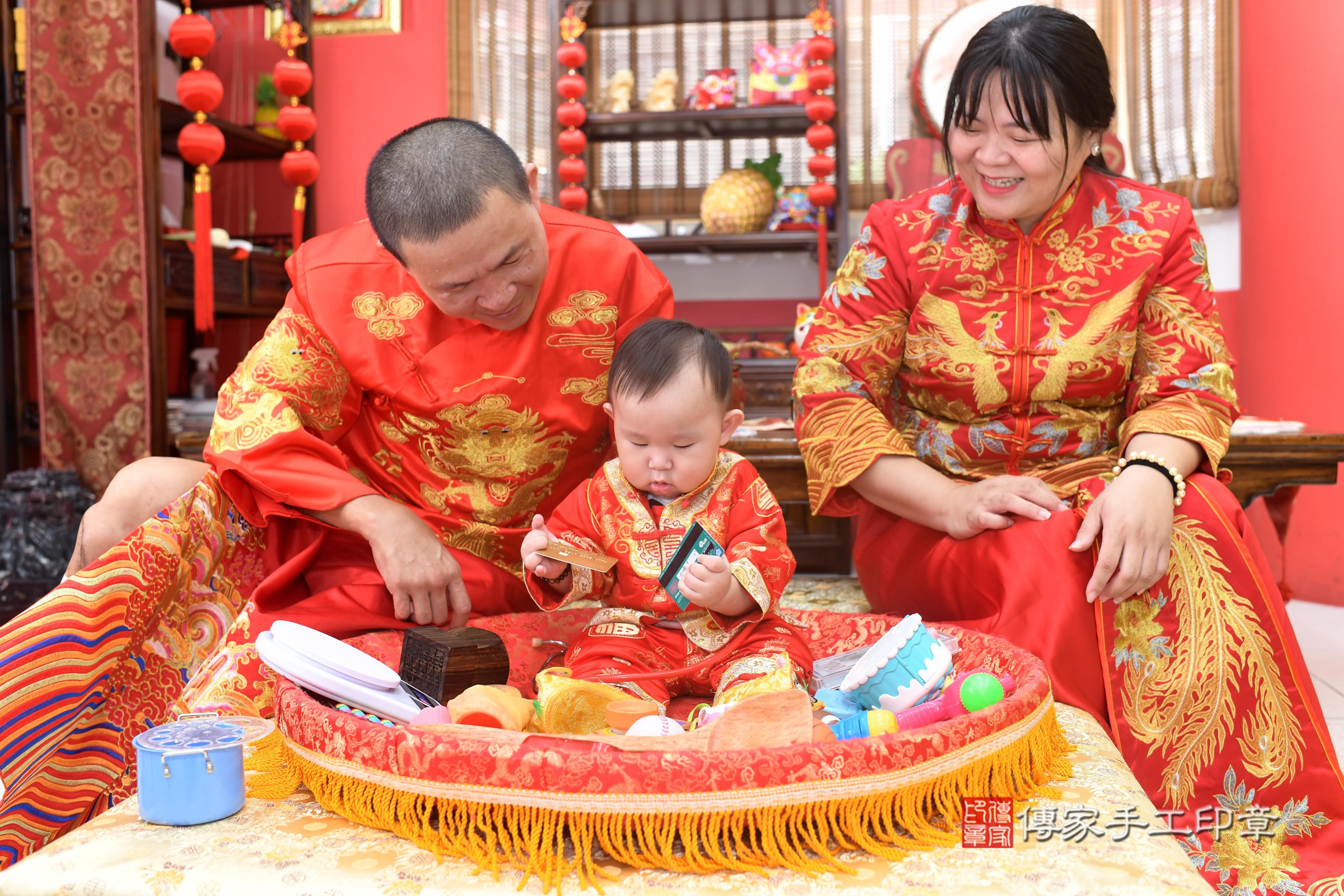 傳家手工印章高雄店、抓周、度脺、美式風會場、傳家嬰兒古禮、吉祥話、抓周道具物品24種、拍照。抓周證書。寶寶抓周、滿周歲、生日快樂、祝福