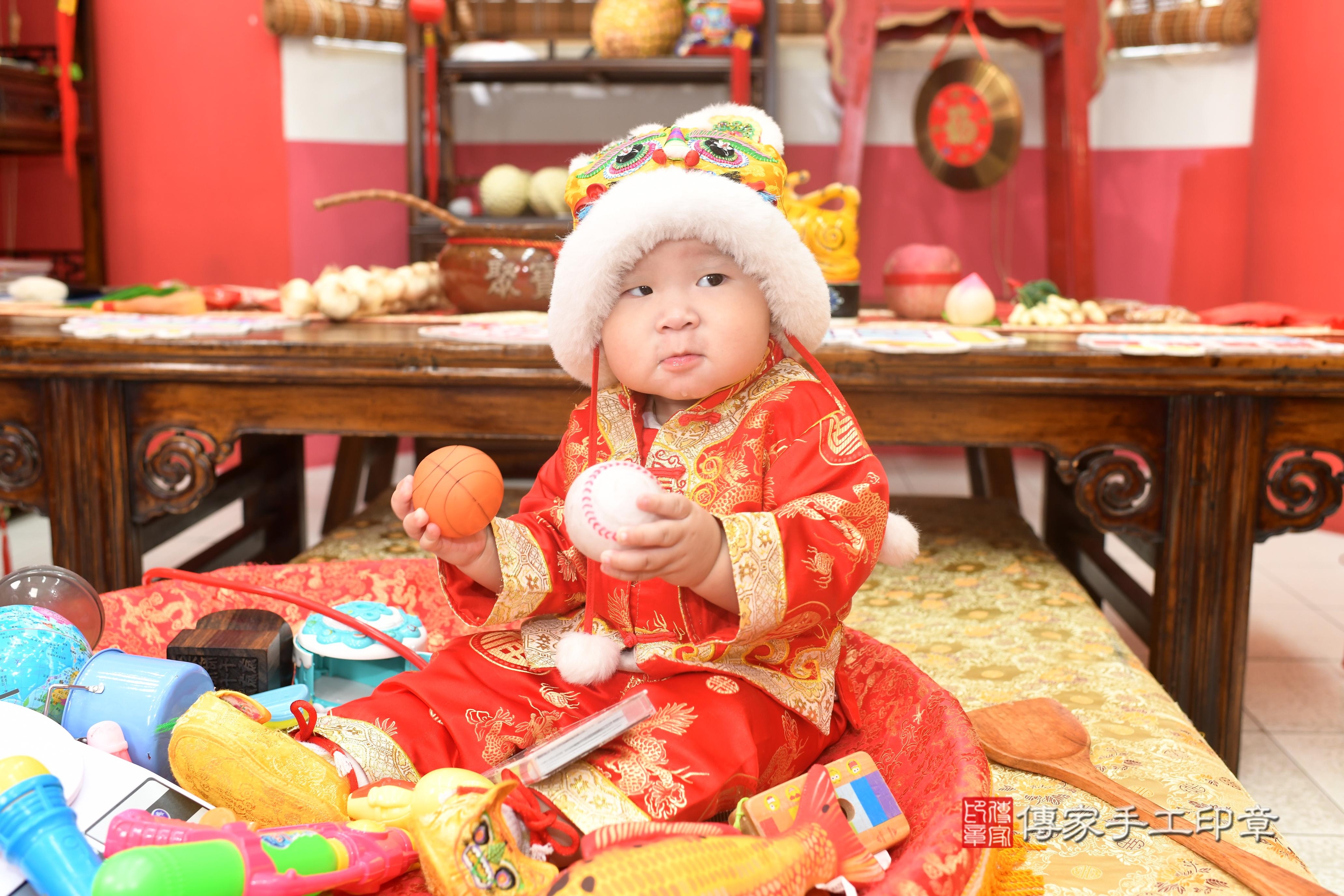 傳家手工印章高雄店、抓周、度脺、美式風會場、傳家嬰兒古禮、吉祥話、抓周道具物品24種、拍照。抓周證書。寶寶抓周、滿周歲、生日快樂、祝福