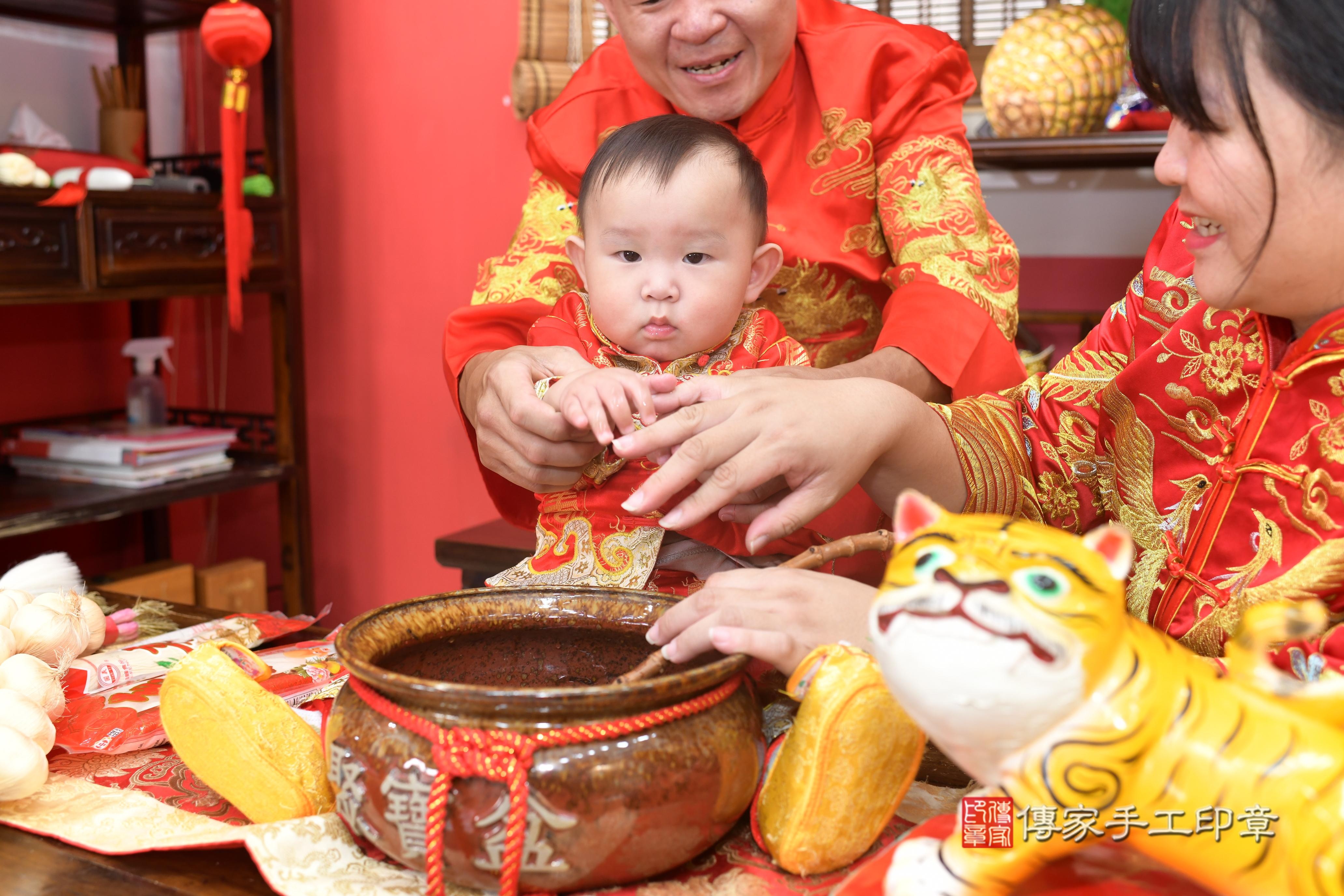 傳家手工印章高雄店、抓周、度脺、美式風會場、傳家嬰兒古禮、吉祥話、抓周道具物品24種、拍照。抓周證書。寶寶抓周、滿周歲、生日快樂、祝福