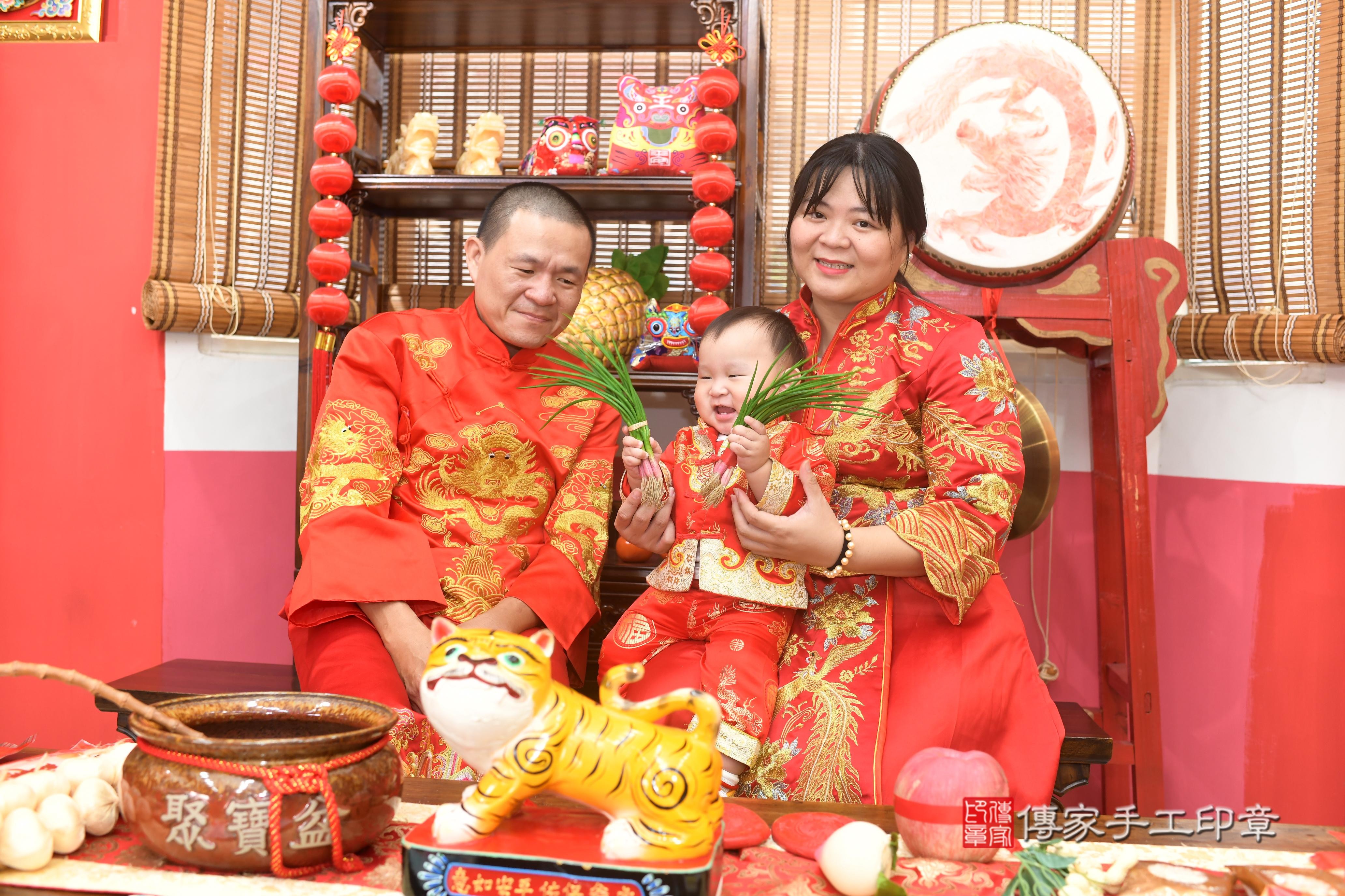 傳家手工印章高雄店、抓周、度脺、美式風會場、傳家嬰兒古禮、吉祥話、抓周道具物品24種、拍照。抓周證書。寶寶抓周、滿周歲、生日快樂、祝福