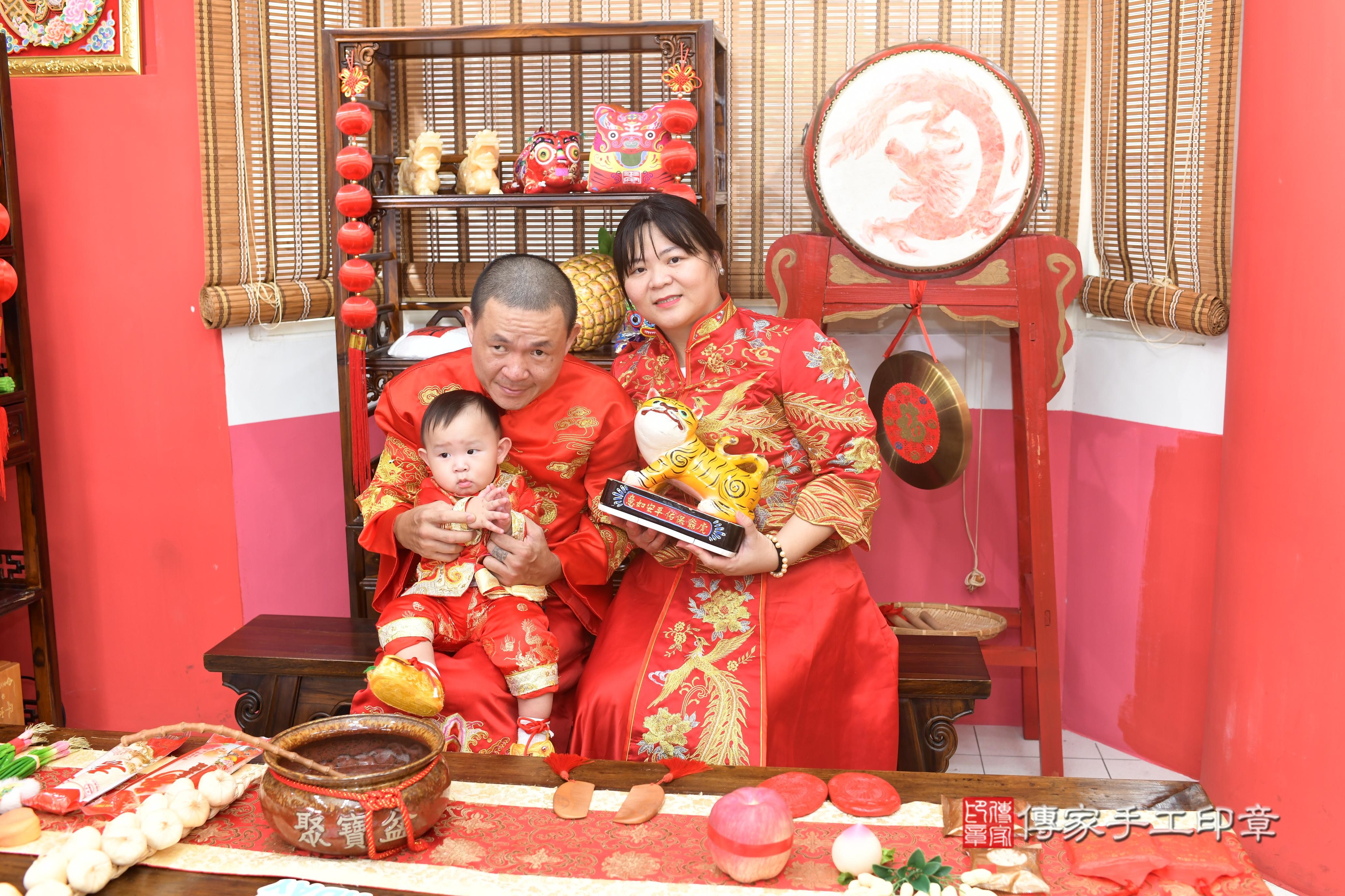 傳家手工印章高雄店、抓周、度脺、美式風會場、傳家嬰兒古禮、吉祥話、抓周道具物品24種、拍照。抓周證書。寶寶抓周、滿周歲、生日快樂、祝福