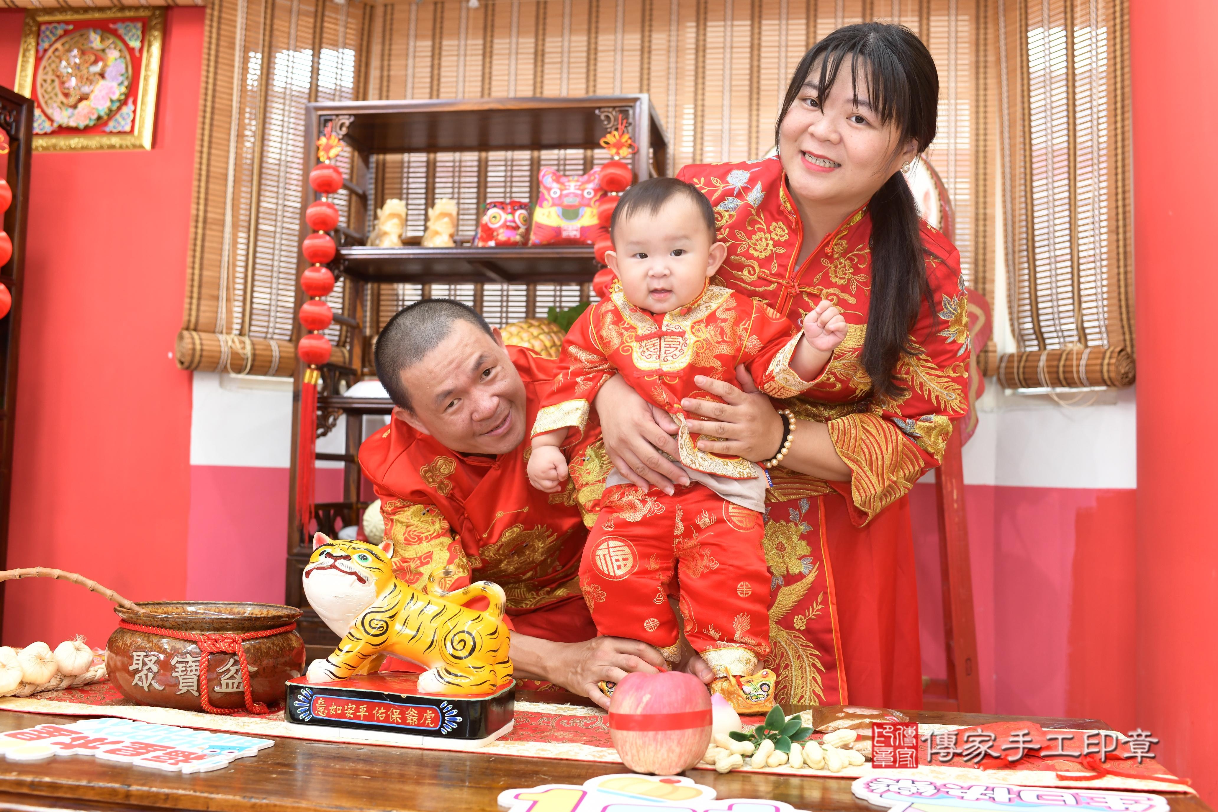 傳家手工印章高雄店、抓周、度脺、美式風會場、傳家嬰兒古禮、吉祥話、抓周道具物品24種、拍照。抓周證書。寶寶抓周、滿周歲、生日快樂、祝福