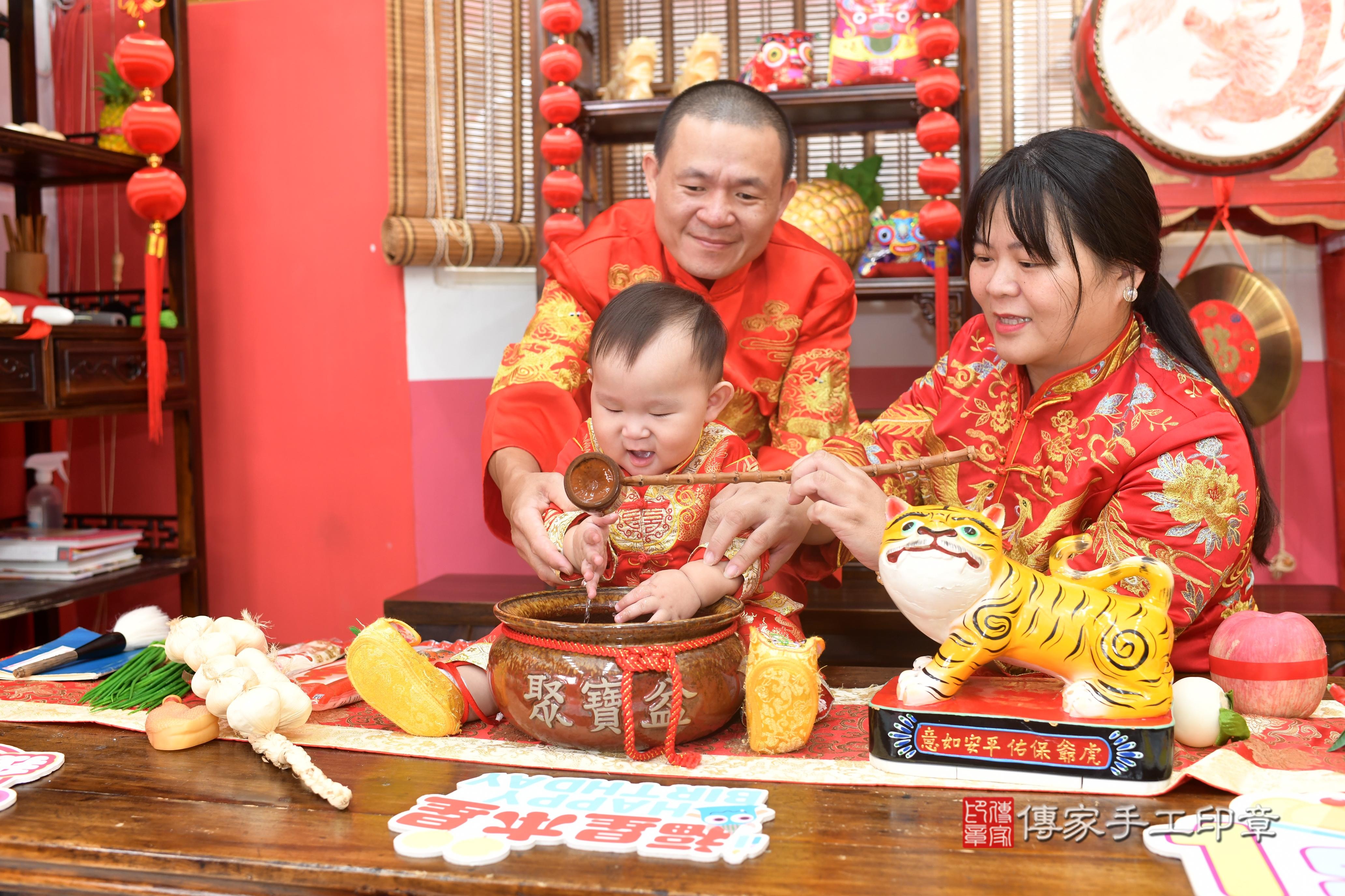 傳家手工印章高雄店、抓周、度脺、美式風會場、傳家嬰兒古禮、吉祥話、抓周道具物品24種、拍照。抓周證書。寶寶抓周、滿周歲、生日快樂、祝福