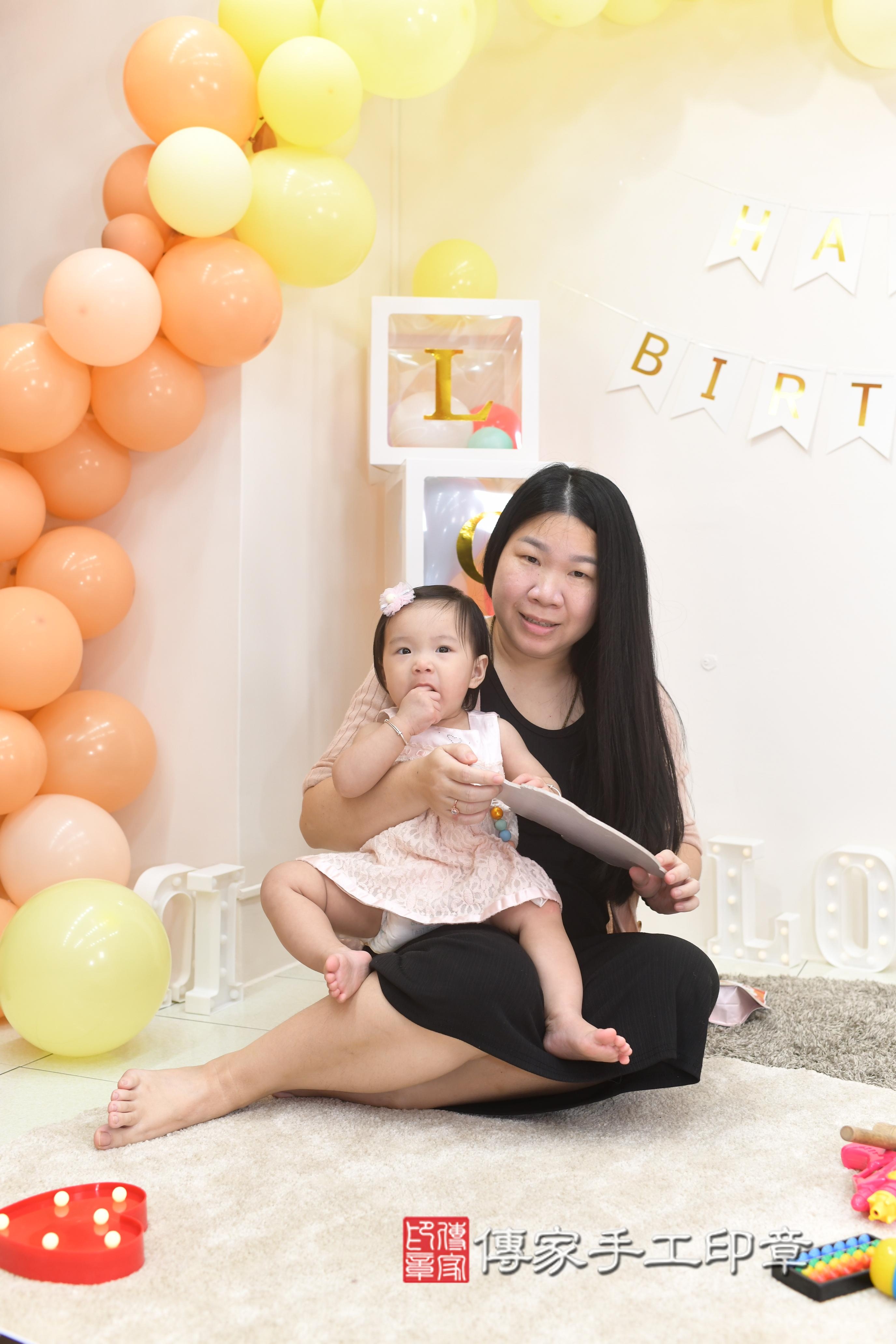 傳家手工印章高雄店、抓周、度脺、美式風會場、傳家嬰兒古禮、吉祥話、抓周道具物品24種、拍照。抓周證書。寶寶抓周、滿周歲、生日快樂、祝福 傳家手工印章高雄店、抓周、度脺、美式風會場、傳家嬰兒古禮、吉祥話、抓周道具物品24種、拍照。抓周證書。寶寶抓周、滿周歲、生日快樂、祝福