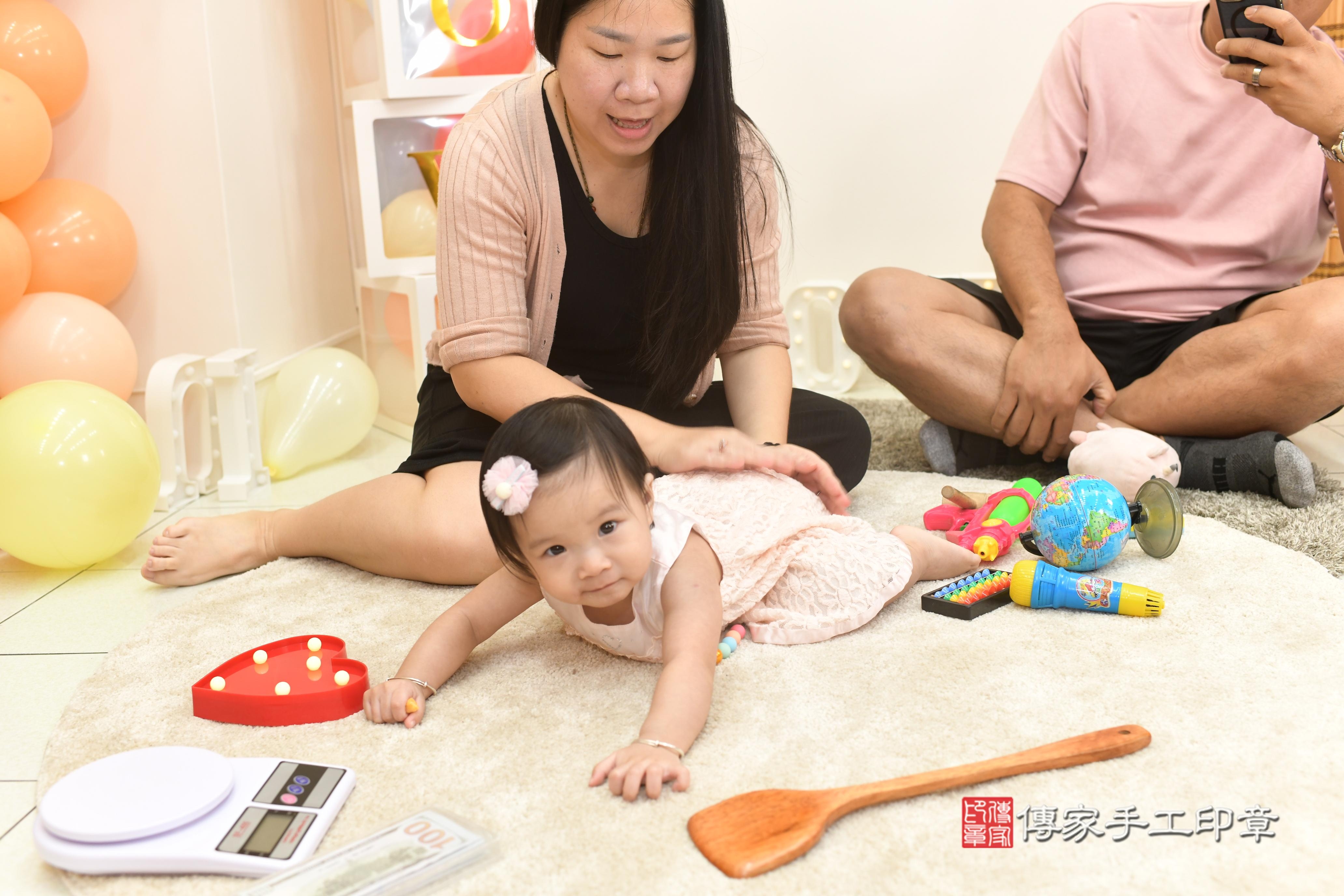 傳家手工印章高雄店、抓周、度脺、美式風會場、傳家嬰兒古禮、吉祥話、抓周道具物品24種、拍照。抓周證書。寶寶抓周、滿周歲、生日快樂、祝福 傳家手工印章高雄店、抓周、度脺、美式風會場、傳家嬰兒古禮、吉祥話、抓周道具物品24種、拍照。抓周證書。寶寶抓周、滿周歲、生日快樂、祝福