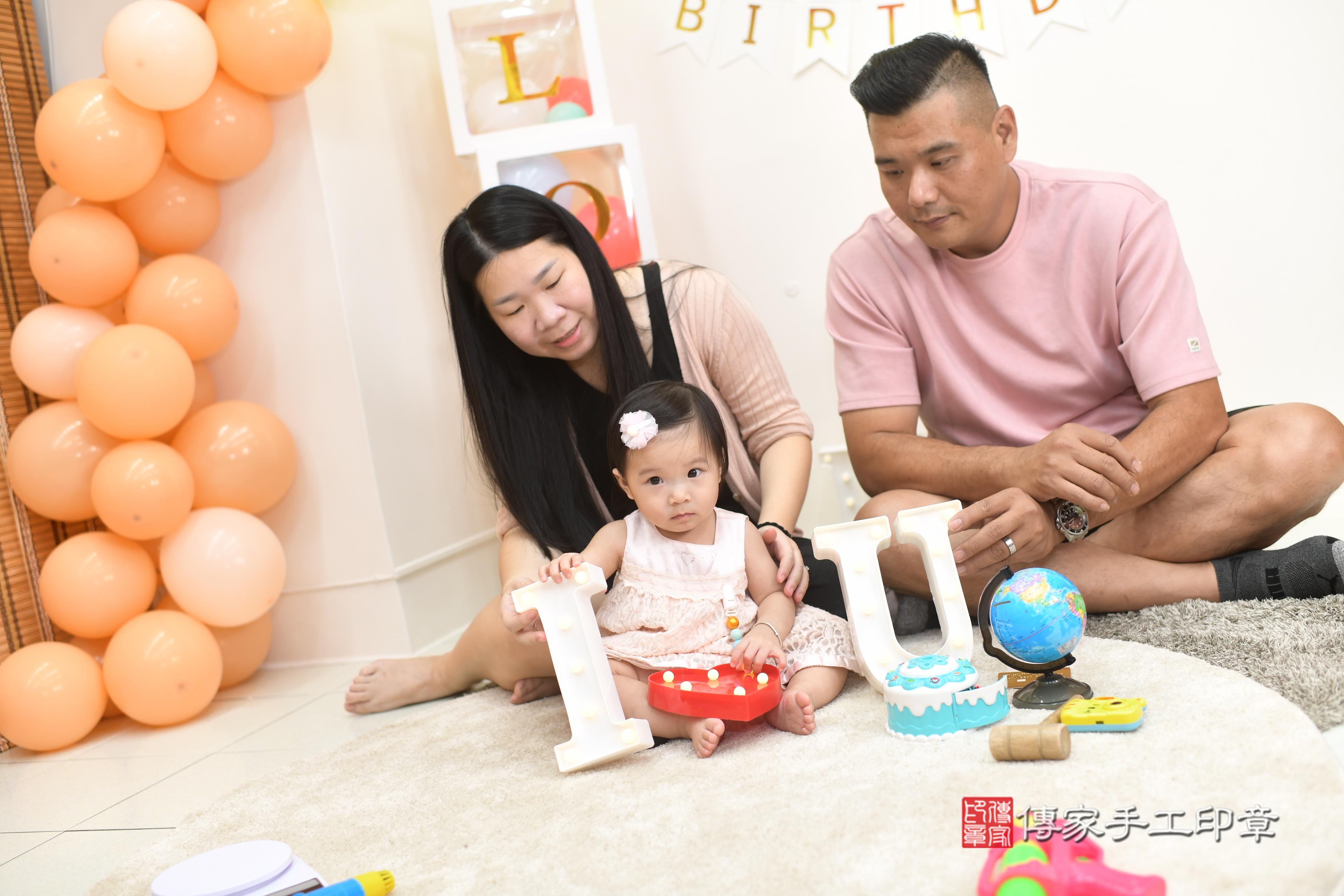 傳家手工印章高雄店、抓周、度脺、美式風會場、傳家嬰兒古禮、吉祥話、抓周道具物品24種、拍照。抓周證書。寶寶抓周、滿周歲、生日快樂、祝福 傳家手工印章高雄店、抓周、度脺、美式風會場、傳家嬰兒古禮、吉祥話、抓周道具物品24種、拍照。抓周證書。寶寶抓周、滿周歲、生日快樂、祝福