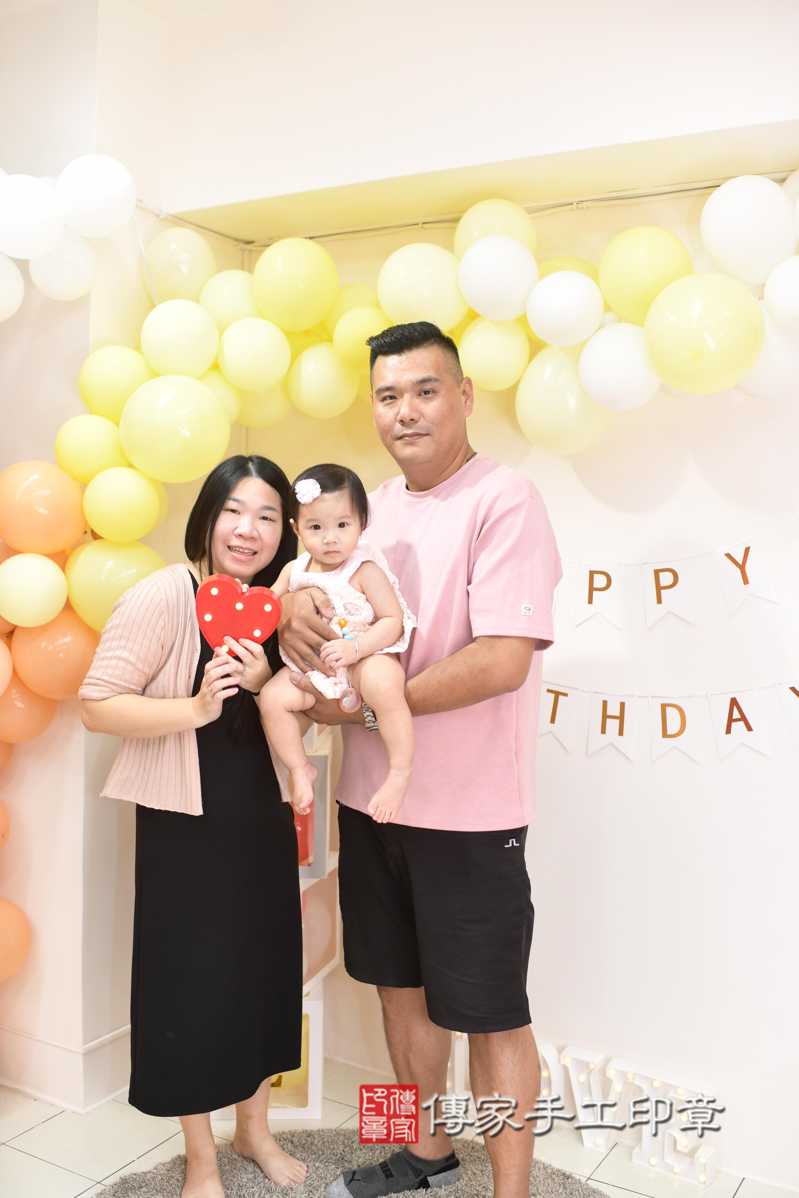 傳家手工印章高雄店、抓周、度脺、美式風會場、傳家嬰兒古禮、吉祥話、抓周道具物品24種、拍照。抓周證書。寶寶抓周、滿周歲、生日快樂、祝福 傳家手工印章高雄店、抓周、度脺、美式風會場、傳家嬰兒古禮、吉祥話、抓周道具物品24種、拍照。抓周證書。寶寶抓周、滿周歲、生日快樂、祝福