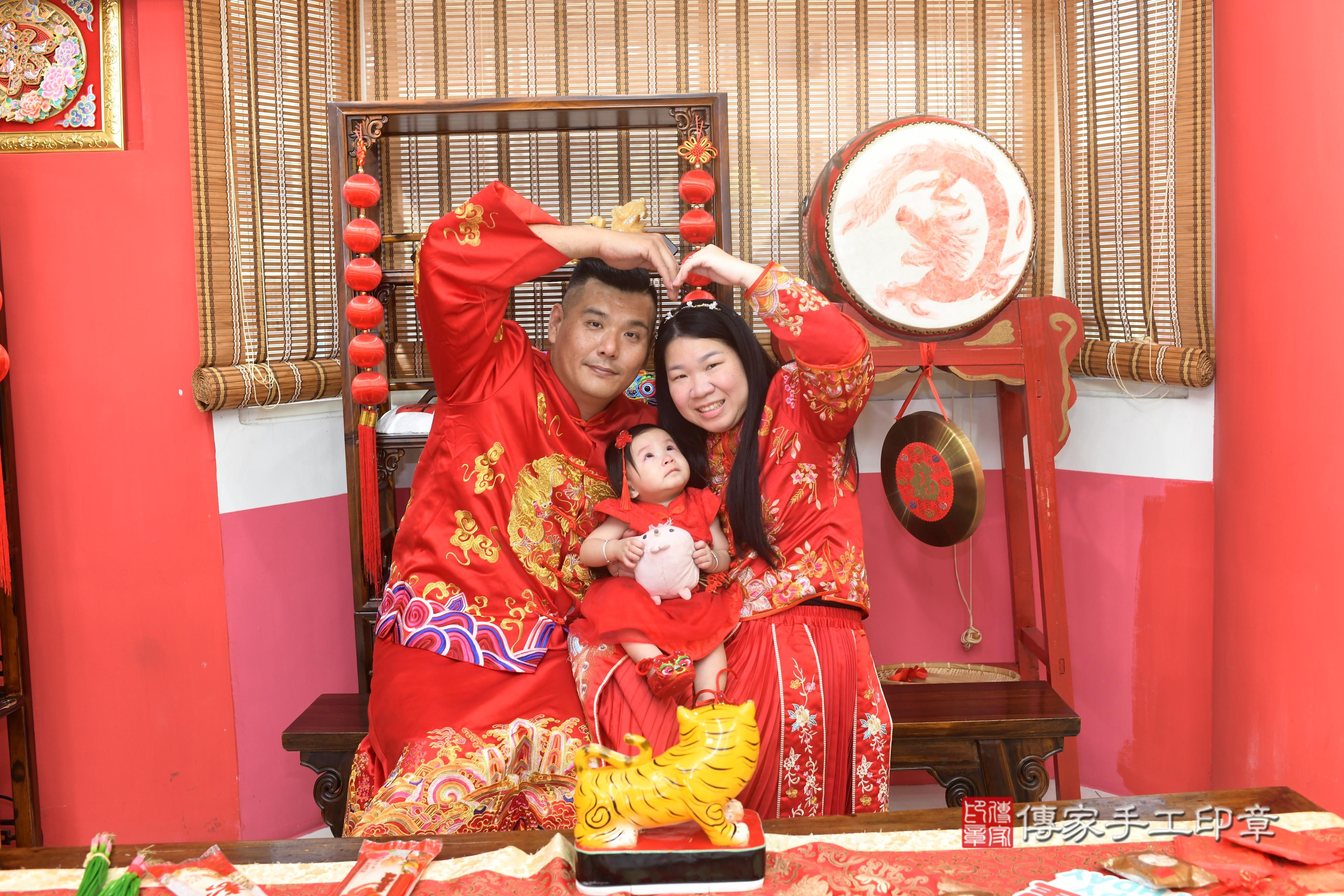 傳家手工印章高雄店、抓周、度脺、美式風會場、傳家嬰兒古禮、吉祥話、抓周道具物品24種、拍照。抓周證書。寶寶抓周、滿周歲、生日快樂、祝福 傳家手工印章高雄店、抓周、度脺、美式風會場、傳家嬰兒古禮、吉祥話、抓周道具物品24種、拍照。抓周證書。寶寶抓周、滿周歲、生日快樂、祝福